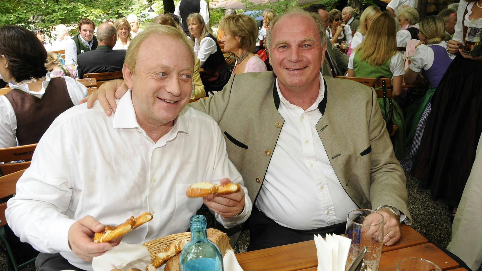 Alte Freunde: Alfons Schuhbeck und Uli Hoeneß (re.) 2009 im Augustiner Biergarten in München.