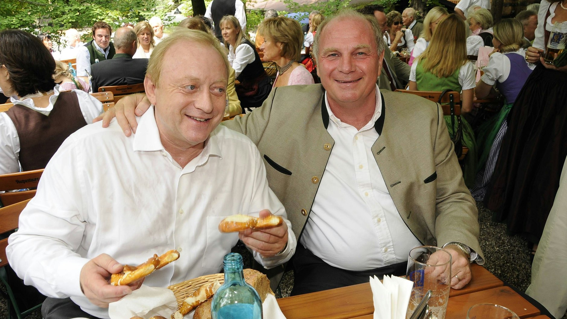 Alte Freunde: Alfons Schuhbeck und Uli Hoeneß (re.) 2009 im Augustiner Biergarten in München.