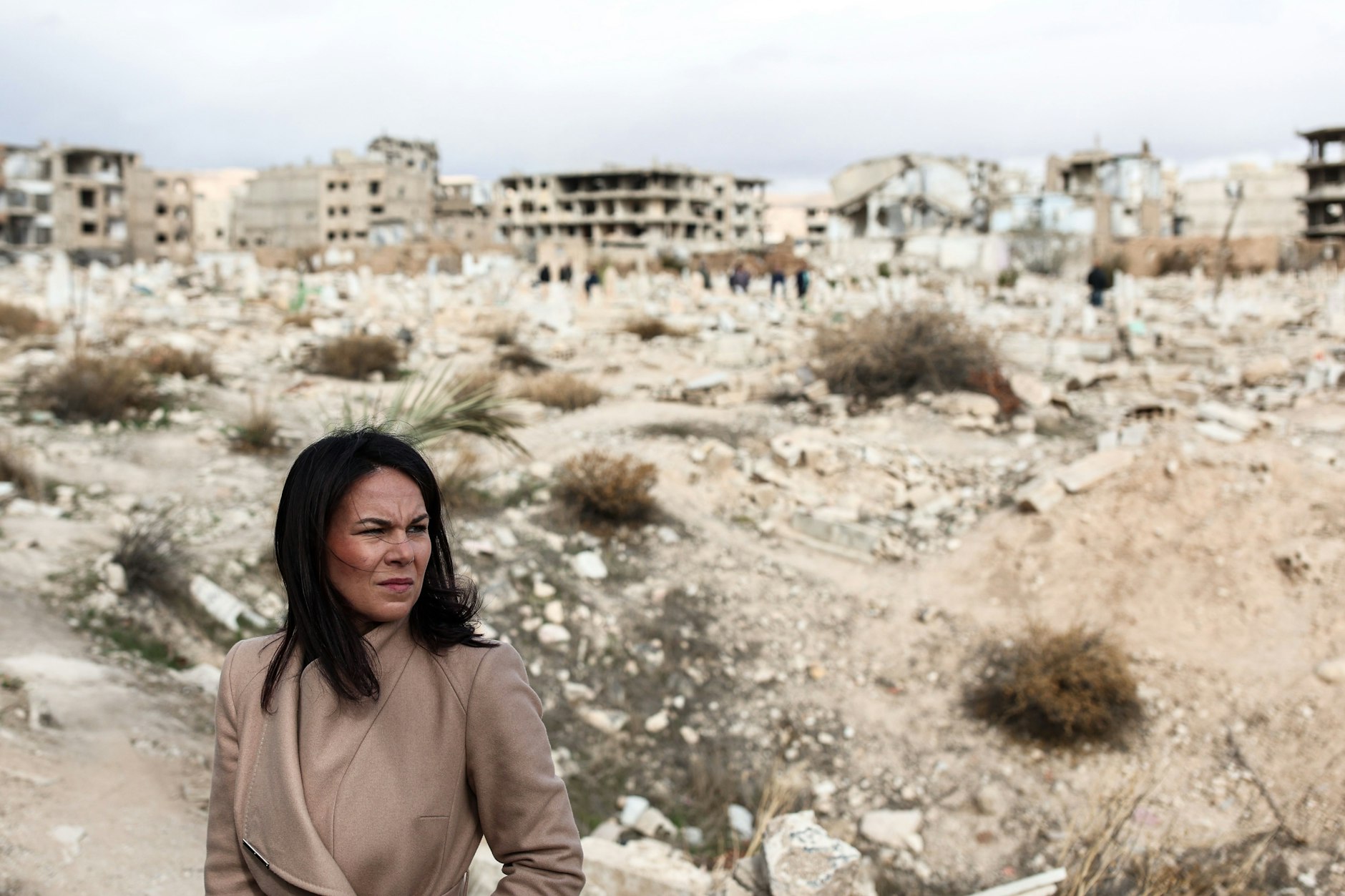 20.03.2025, Syrien, Damaskus: Annalena Baerbock (Bündnis 90/Die Grünen), Bundesaußenministerin, steht vor Ruinen im zerstörten Stadtviertel Dschubar in Damaskus. 