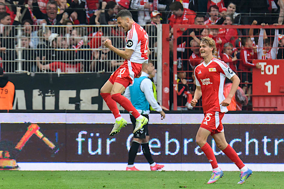 Union-Joker László Bénes (l.) jubelt über sein Tor gegen Bremen.