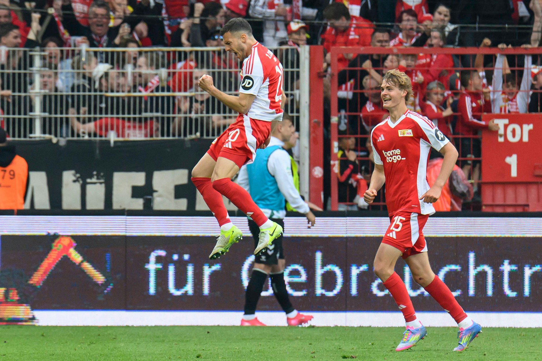 Union-Joker László Bénes (l.) jubelt über sein Tor gegen Bremen.