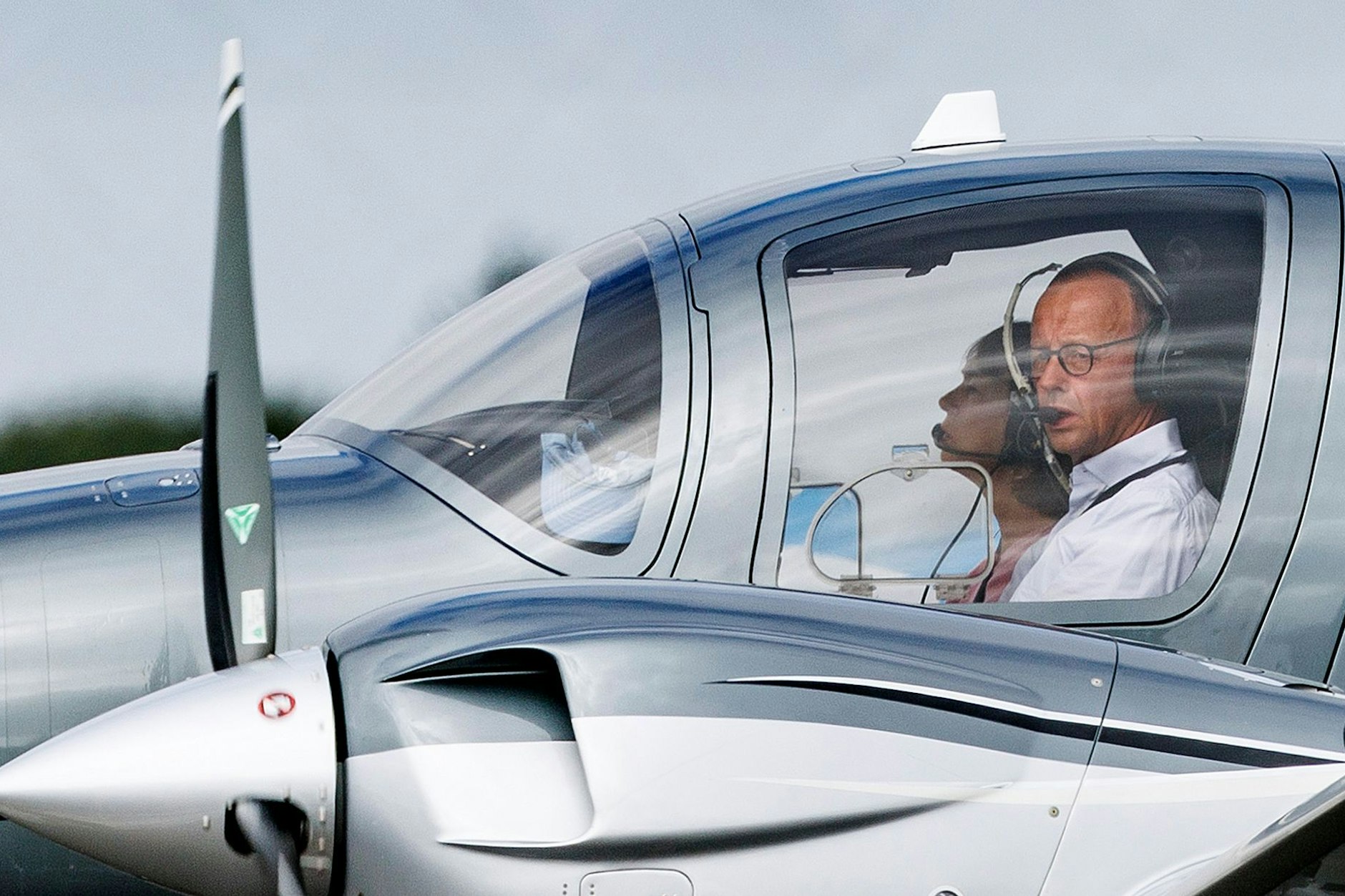 CDU-Chef Friedrich Merz und seine Frau Charlotte sind mit ihrem Privatflieger zur Hochzeit von Bundesfinanzminister Lindner auf Sylt gelandet.