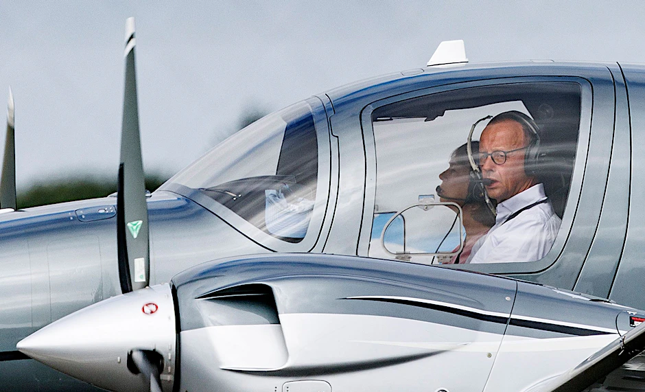 CDU-Chef Friedrich Merz und seine Frau Charlotte sind mit ihrem Privatflieger zur Hochzeit von Bundesfinanzminister Lindner auf Sylt gelandet.