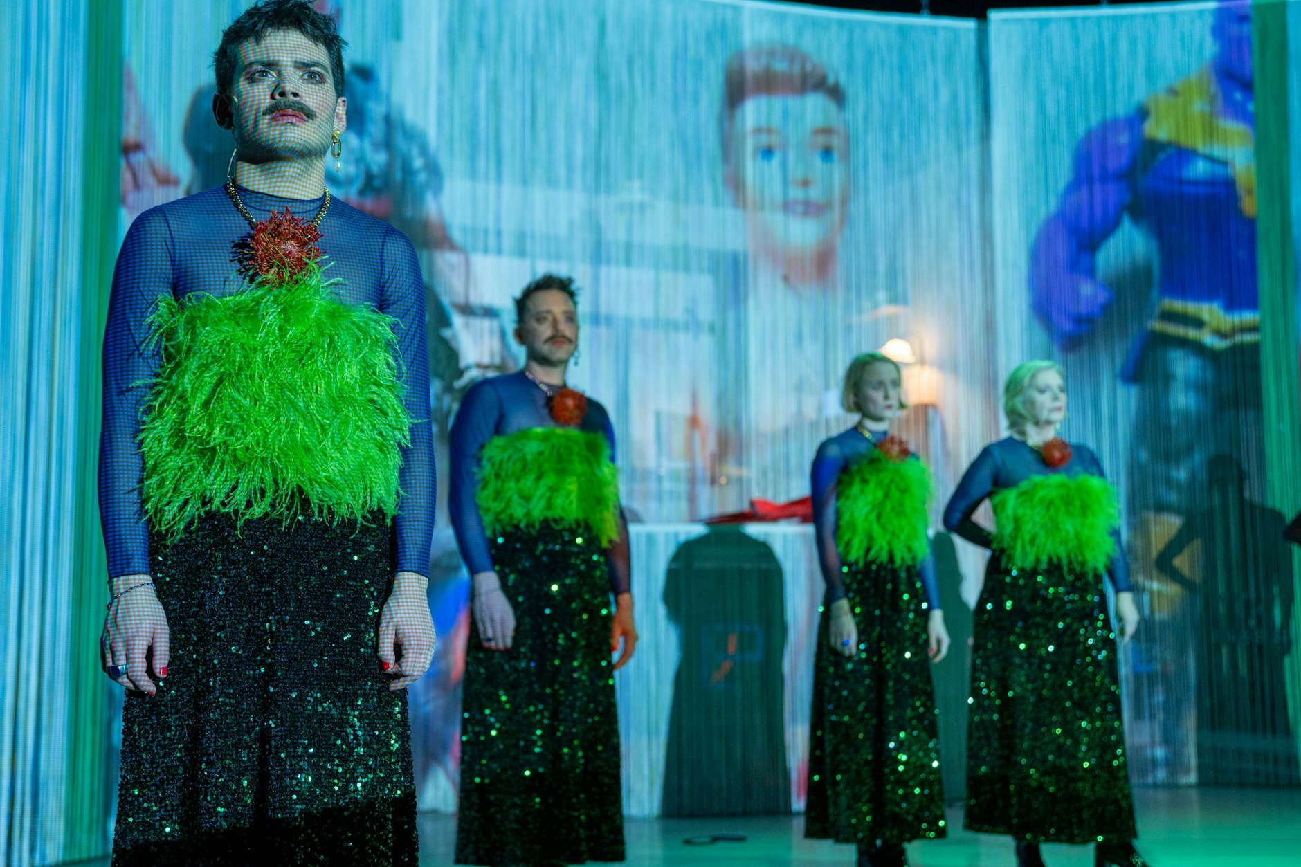 Das Magdeburger „Blutbuch“-Ensemble im Outfit von Kim de l’Horizont: Anton Andreew, Michael Ruchter, Carmen Steinert, Iris Albrecht (v.l.)