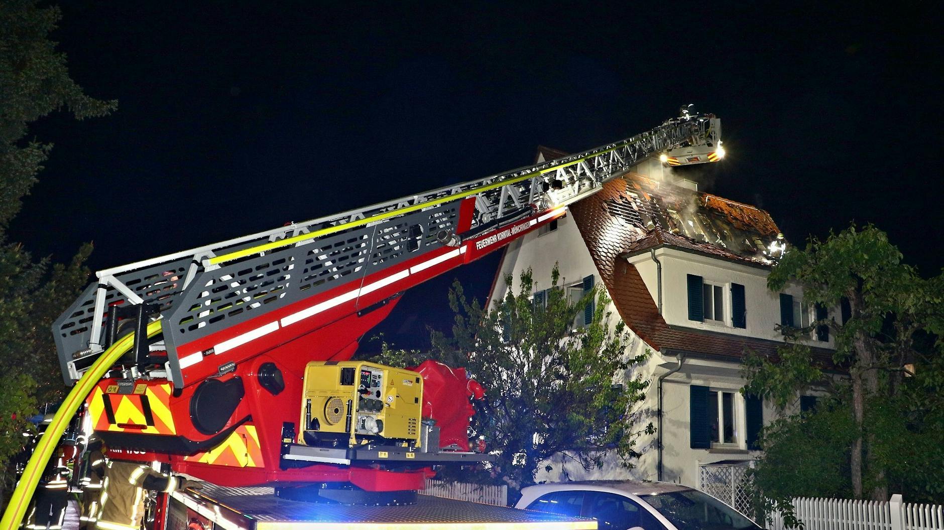 Baden-Württemberg: Ein Dachstuhlbrand nach einem Blitzeinschlag hat zu einem Großeinsatz von Feuerwehr und Rettungsdienst in Korntal geführt.