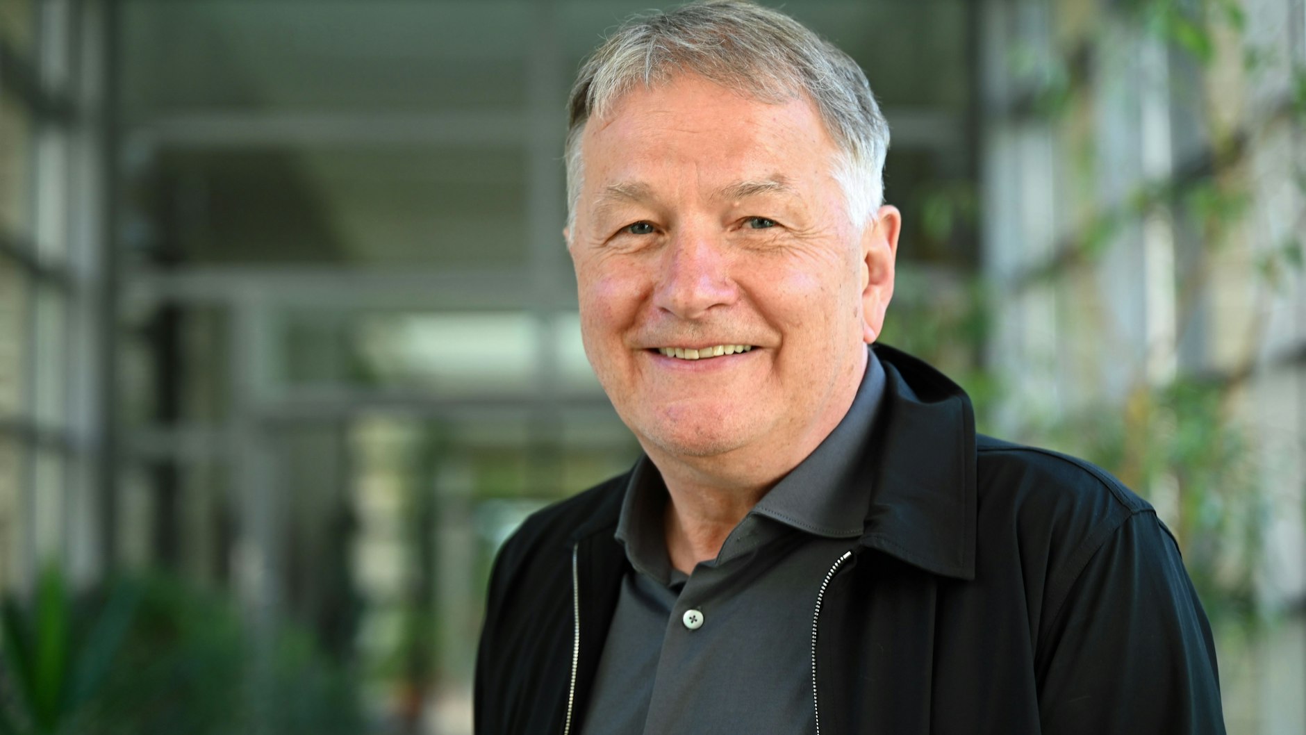 Der Schauspieler Thomas Rühmann steht in einem Gang in der Media City Leipzig, wo die ARD-Serie „In aller Freundschaft – Sachsenklinik“ aufgezeichnet wird. Rühmann spielt seit 1998 die Hauptrolle des Dr. Roland Heilmann.