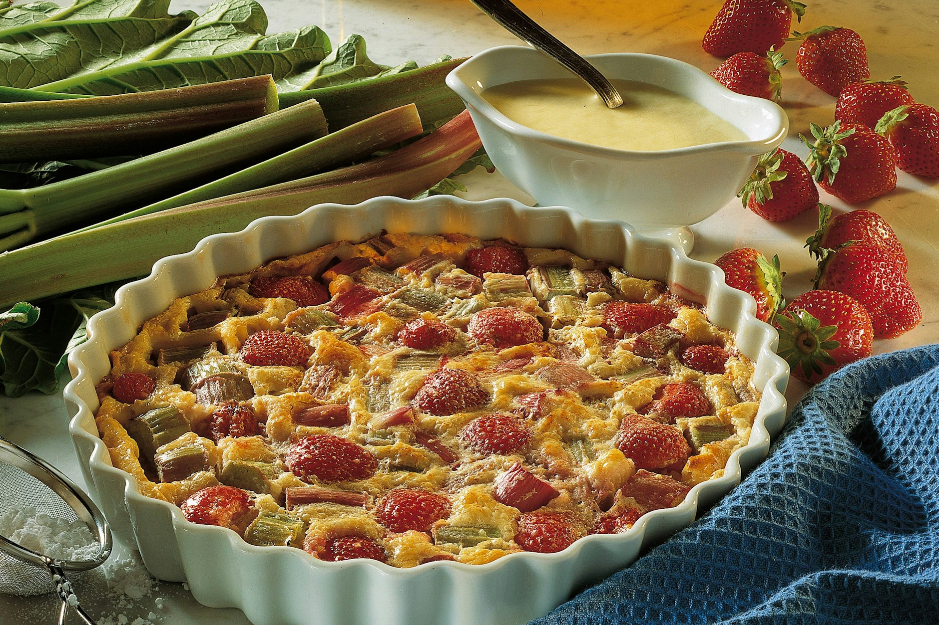 Das Erdbeer-Rhabarber-Gratin kommt ursprünglich aus Frankreich.