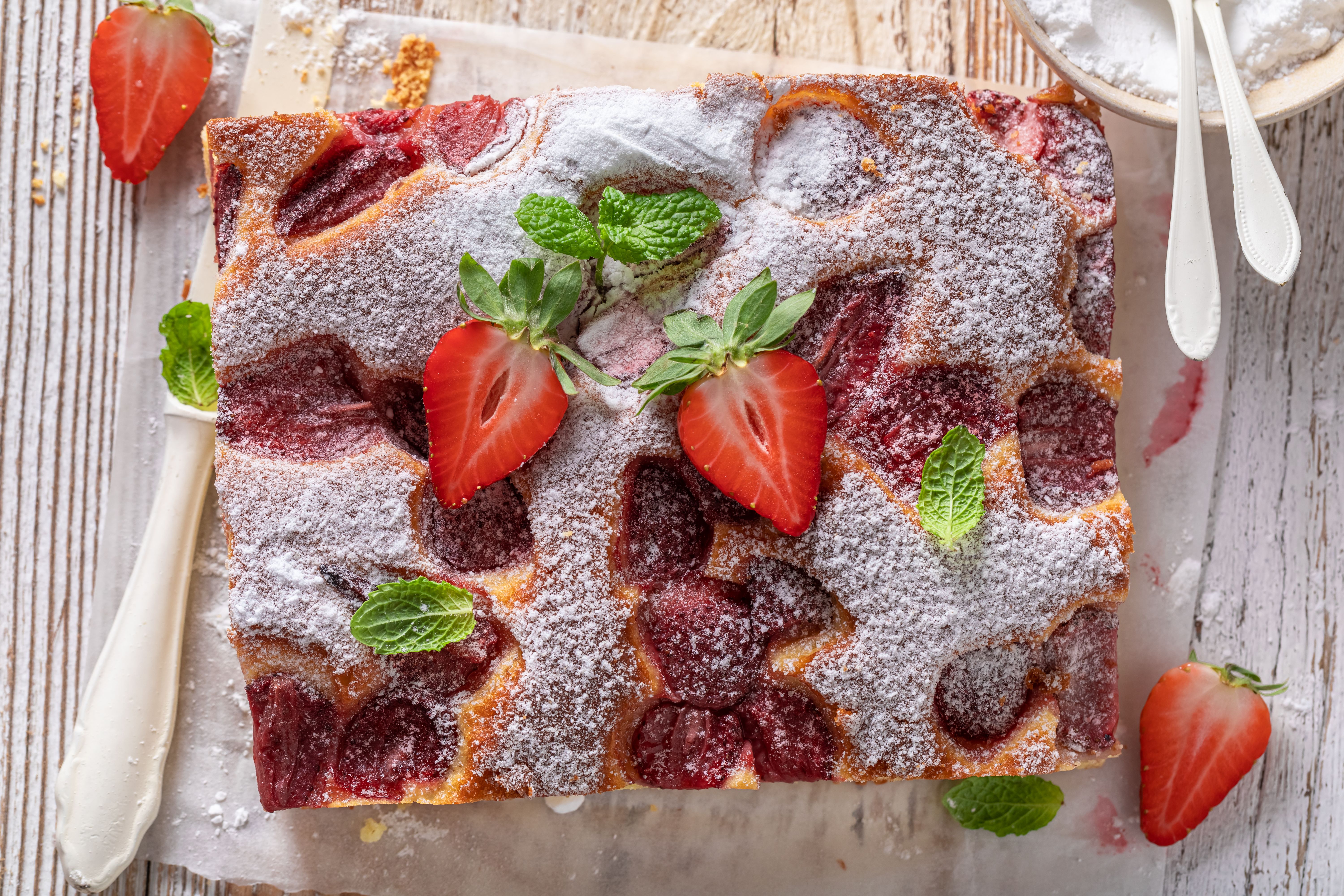 Einfach, schnell, so lecker! Rezept für saftigen Erdbeerkuchen mit Rührteig