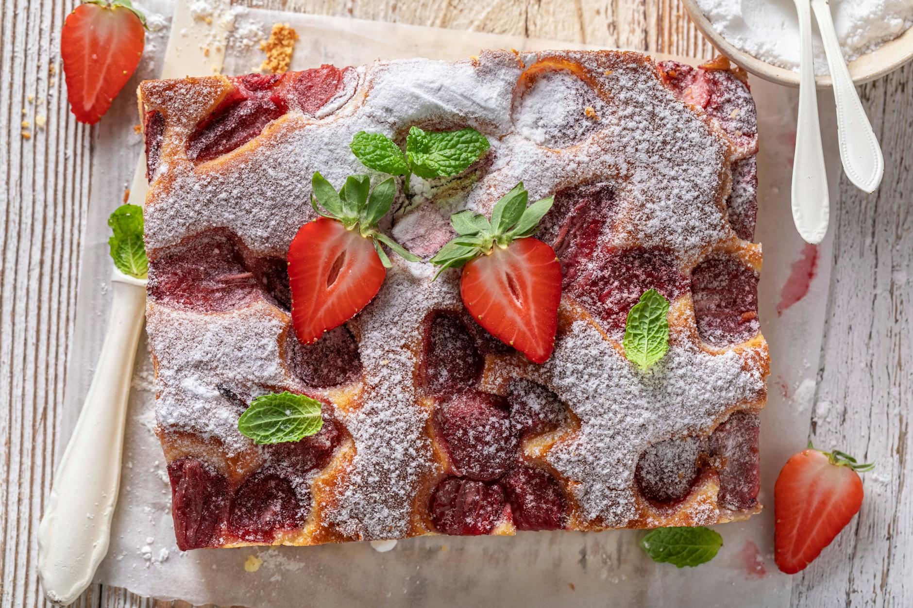 Süße Erdbeeren in saftigem Rührteig – diesen Erdbeerkuchen werden Sie lieben!