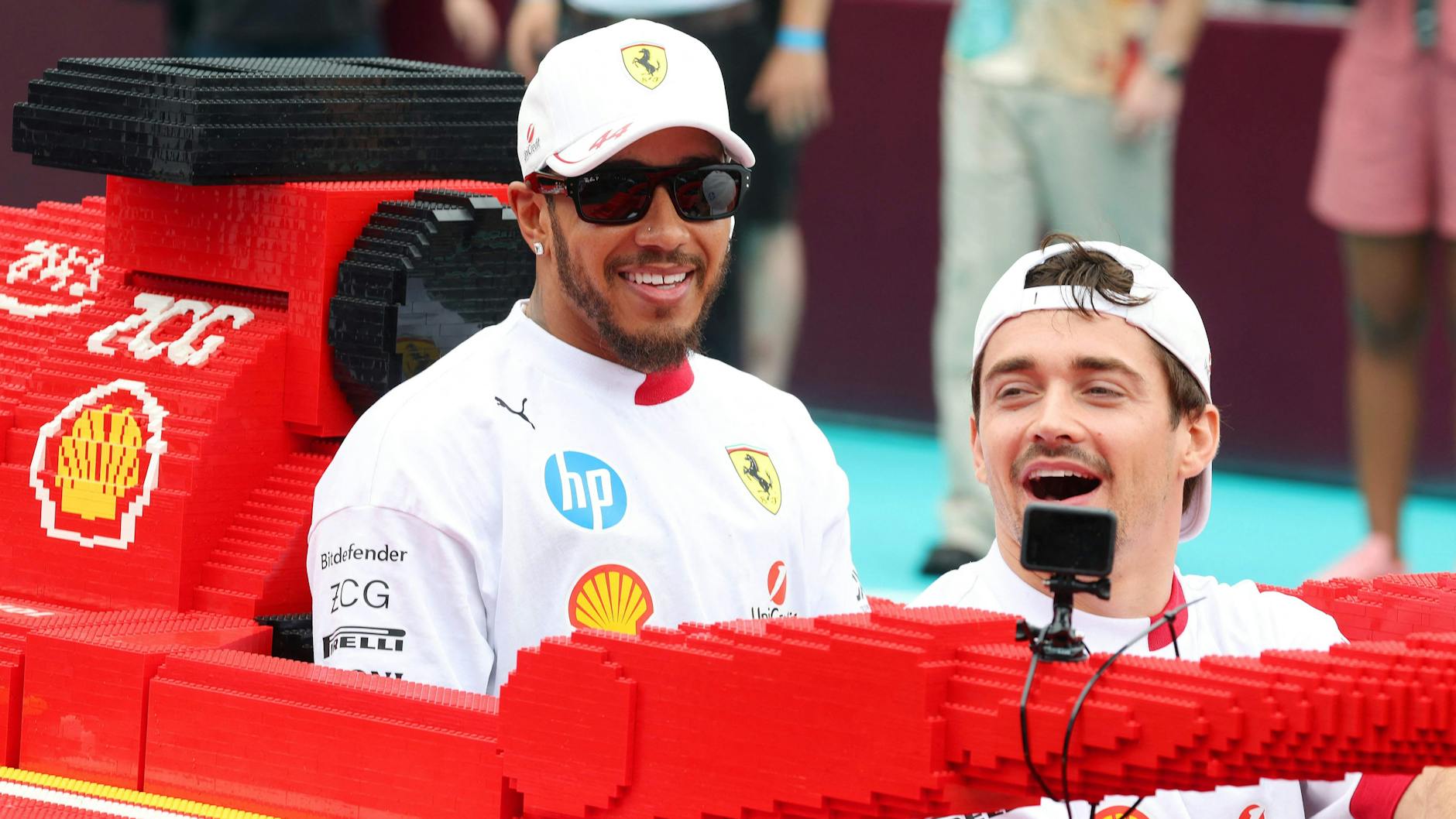 Spaß auf der Strecke haben die Ferrari-Stars Charles Leclerc (vorn) und Lewis Hamilton derzeit nur, wenn es um die Show in der Formel 1 geht.