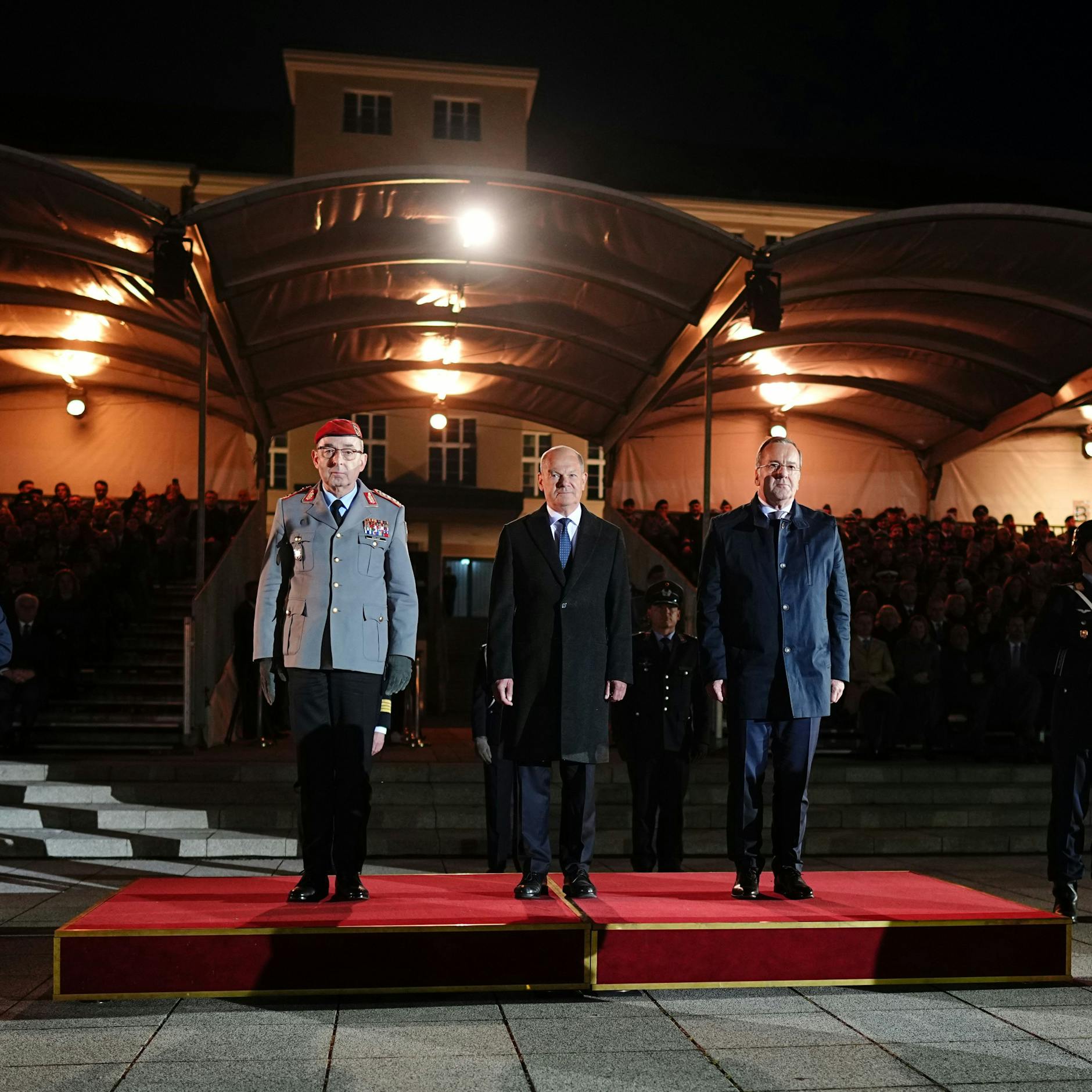 Der scheidende Bundeskanzler Olaf Scholz (M, SPD) steht mit Verteidigungsminister Boris Pistorius (r, SPD) und General Carsten Breuer, Generalinspekteur der Bundeswehr, beim großen Zapfenstreich.
