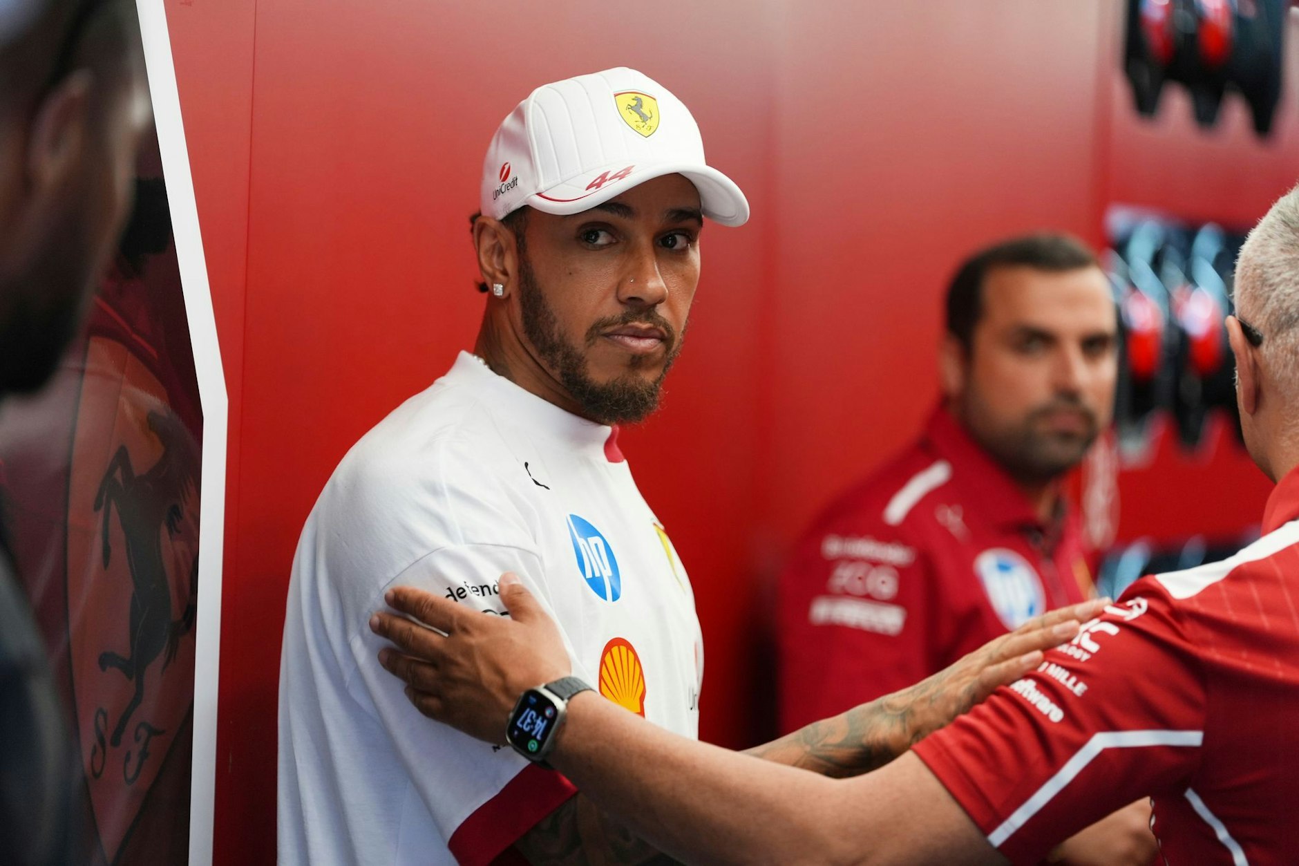Lewis Hamilton geht es bei Ferrari nicht schnell genug. Der Rekord-Weltmeister schiebt schon Frust.