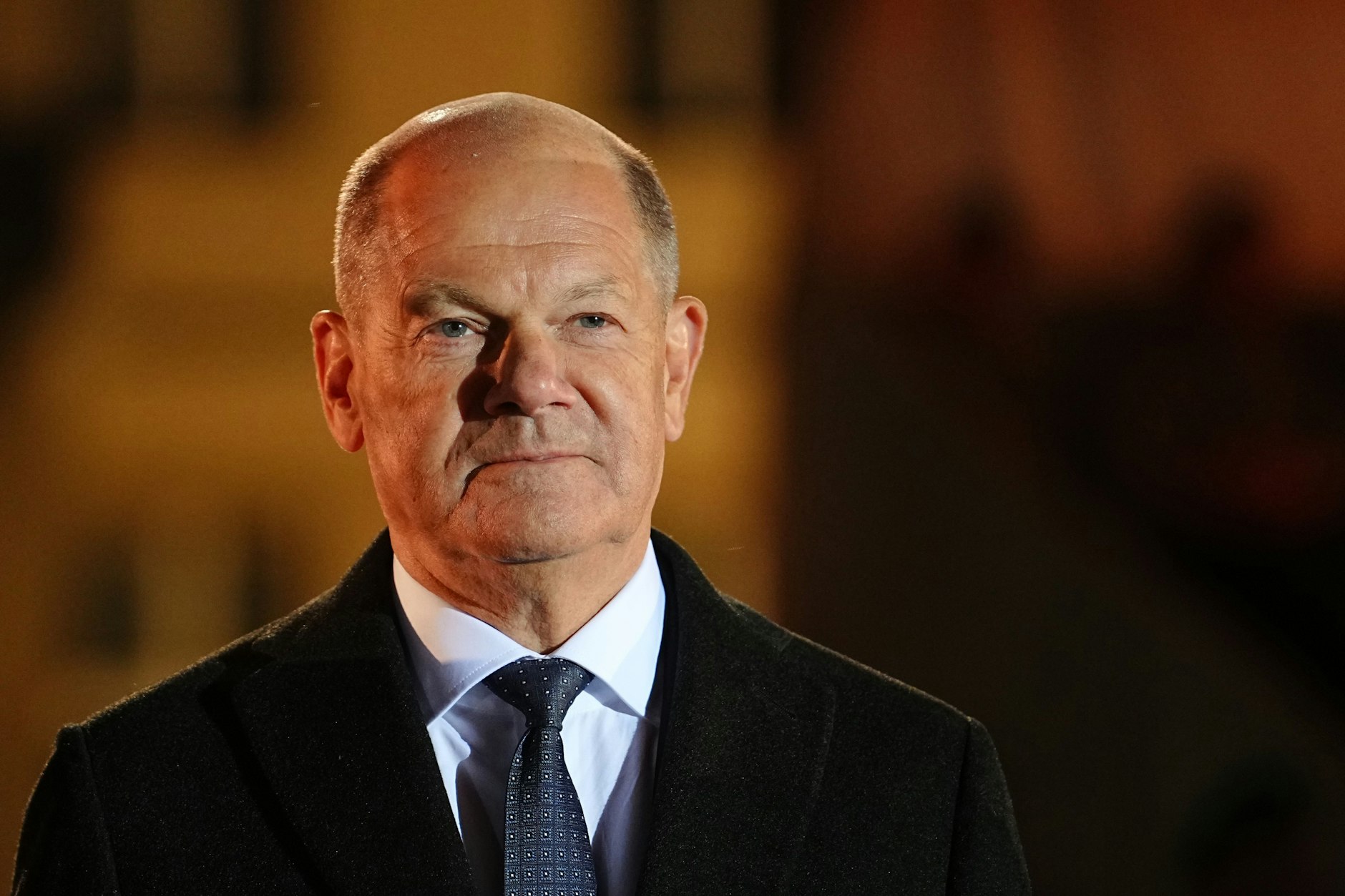 Der scheidende Bundeskanzler Olaf Scholz (SPD) steht beim großen Zapfenstreich der Bundeswehr anlässlich seiner Verabschiedung.