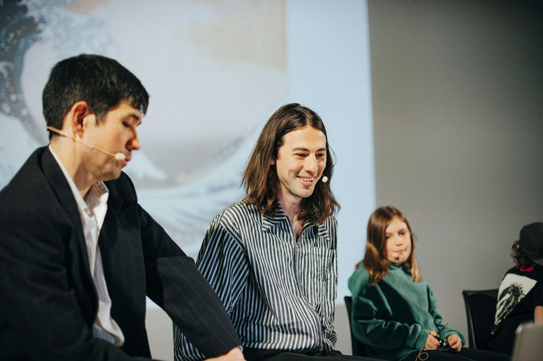Dean Kissick, Matt Copson, Anna und Ali auf dem Podium des KW Institute for Contemporary Art Berlin