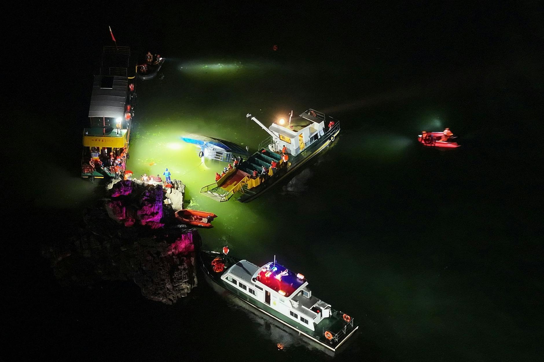 Rettungskräfte an der Unglücksstelle auf dem Wujiang-Fluss im Südwesten Chinas (Aufnahme mit einer Drohne).