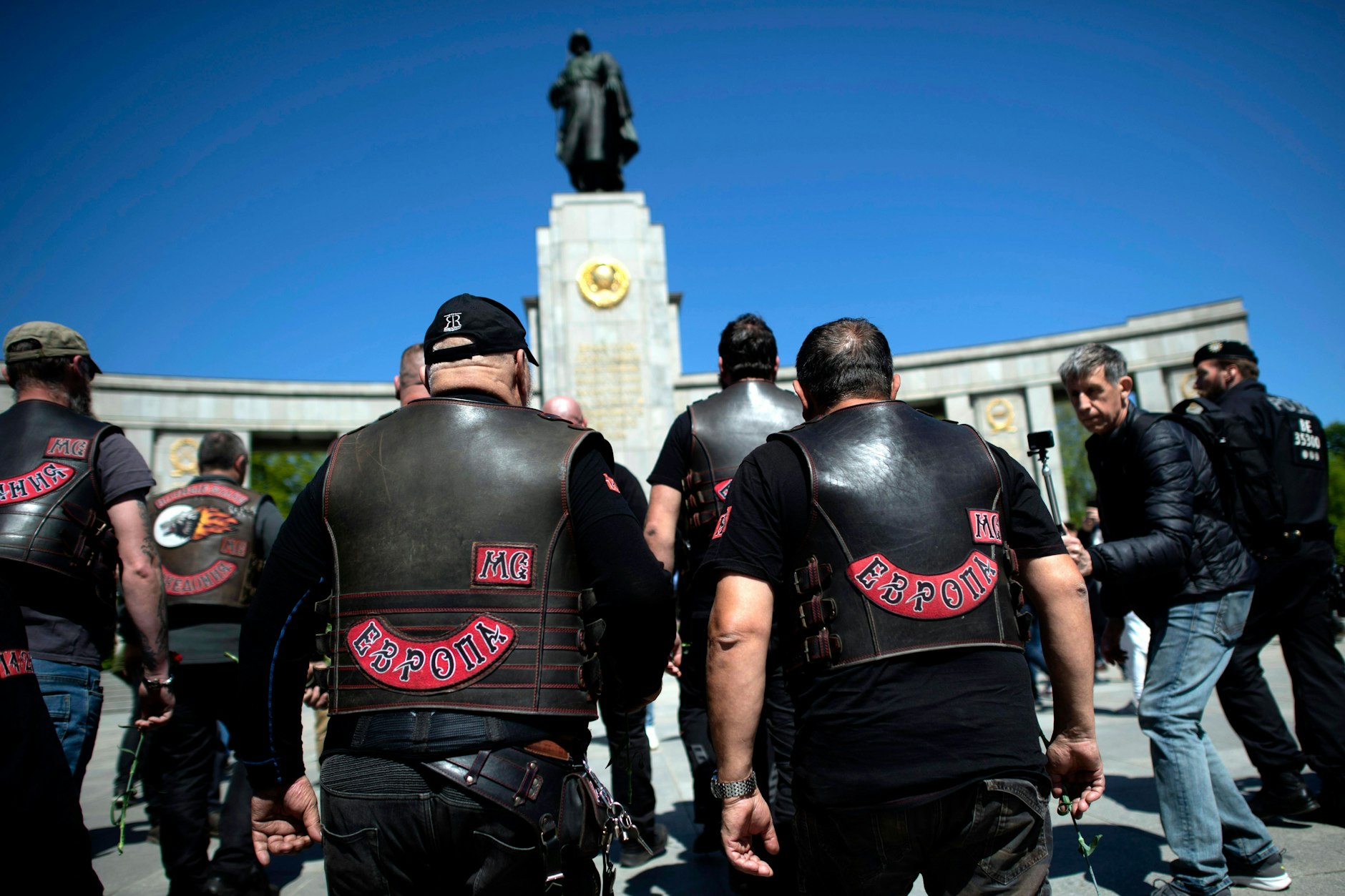 Mitglieder der Nachtwölfe im vergangenen Jahr am Sowjetischen Ehrenmal in Tiergarten