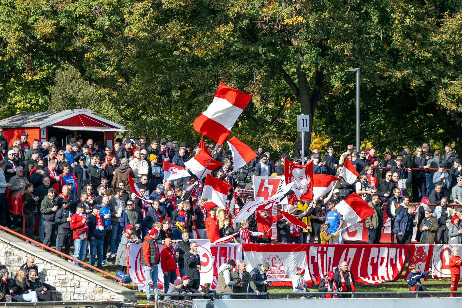 Die Fans von Lichtenberg 47 machen Stimmung im Zoschke-Stadion.