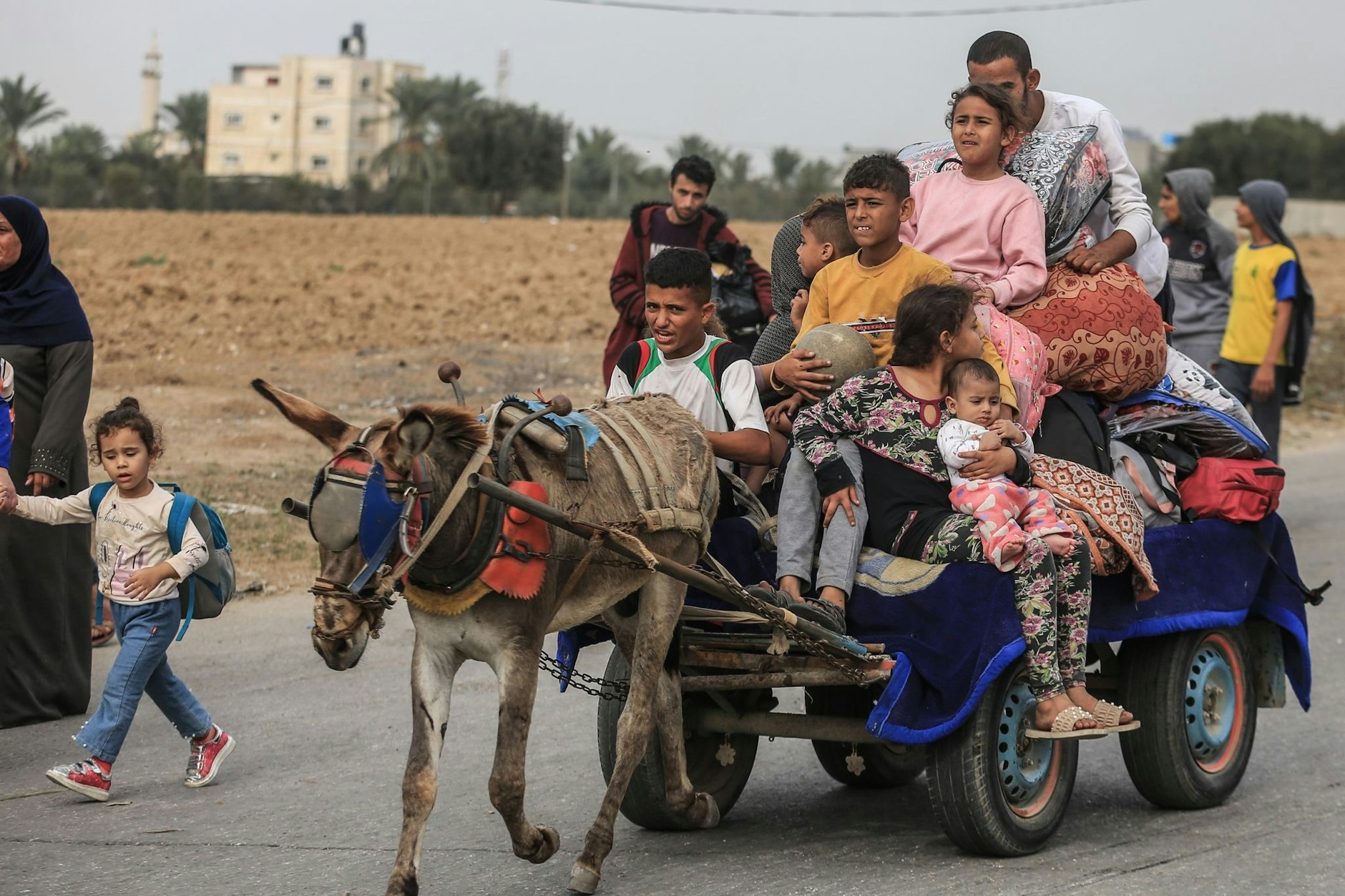 Palästinensische Familien fliehen aus dem Norden des Gazastreifens.