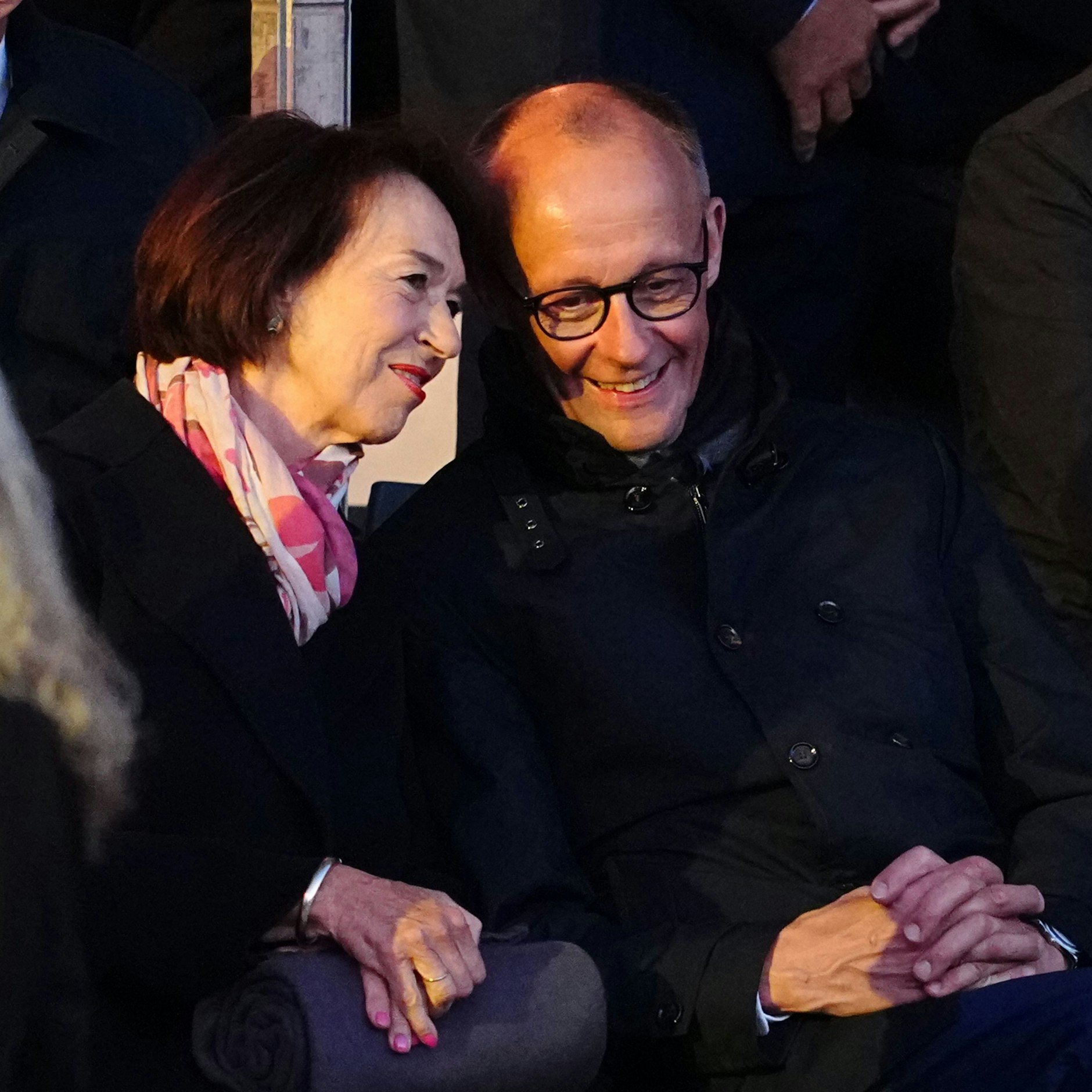 Friedrich Merz (CDU) und seine Frau Charlotte sitzen beim großen Zapfenstreich der Bundeswehr anlässlich der Verabschiedung des geschäftsführenden Bundeskanzlers Olaf Scholz (SPD).