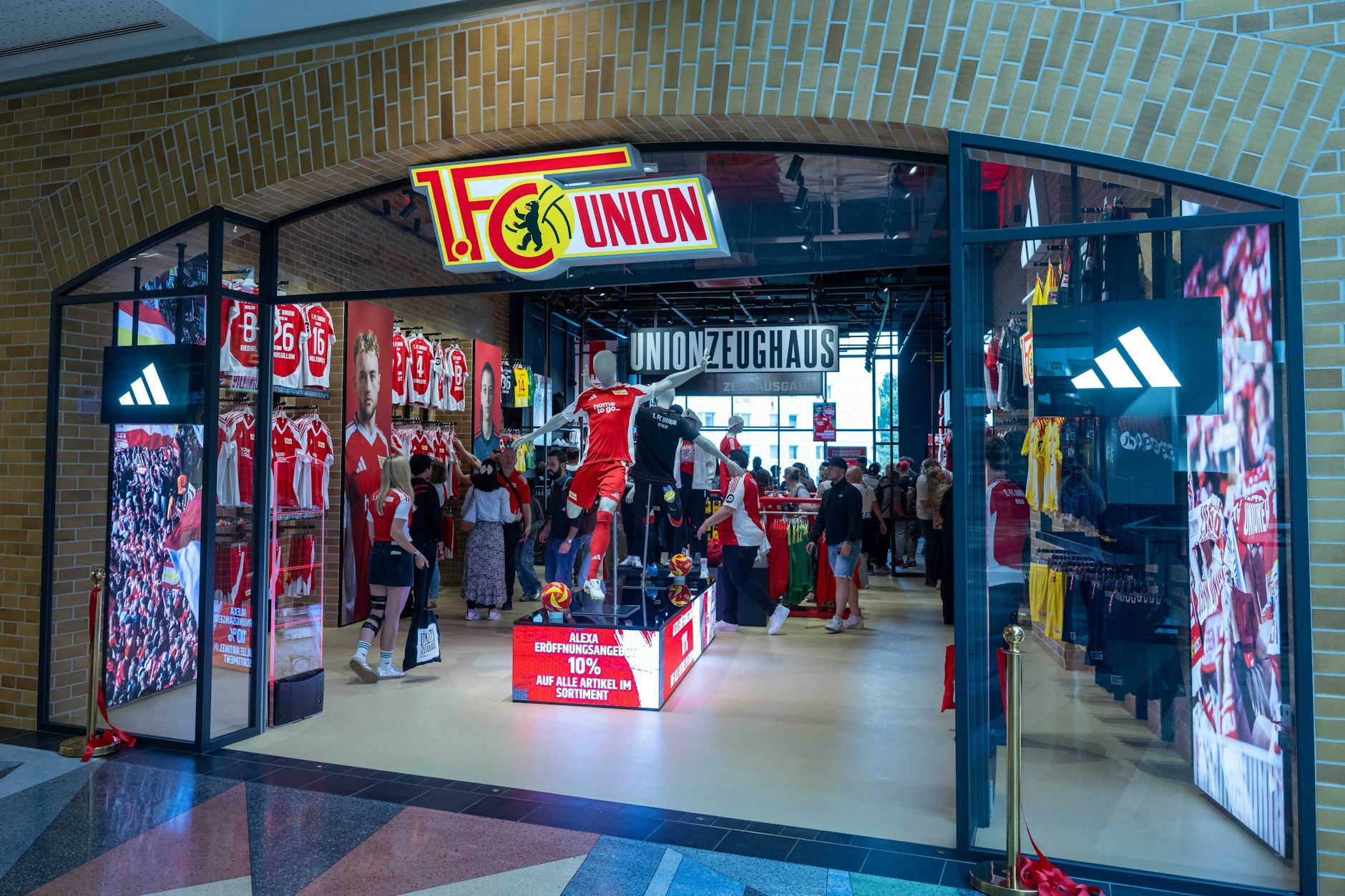 Im Einkaufszentrum Alexa am Alexanderplatz in Mitte hat ein Union-Zeughaus eröffnet.
