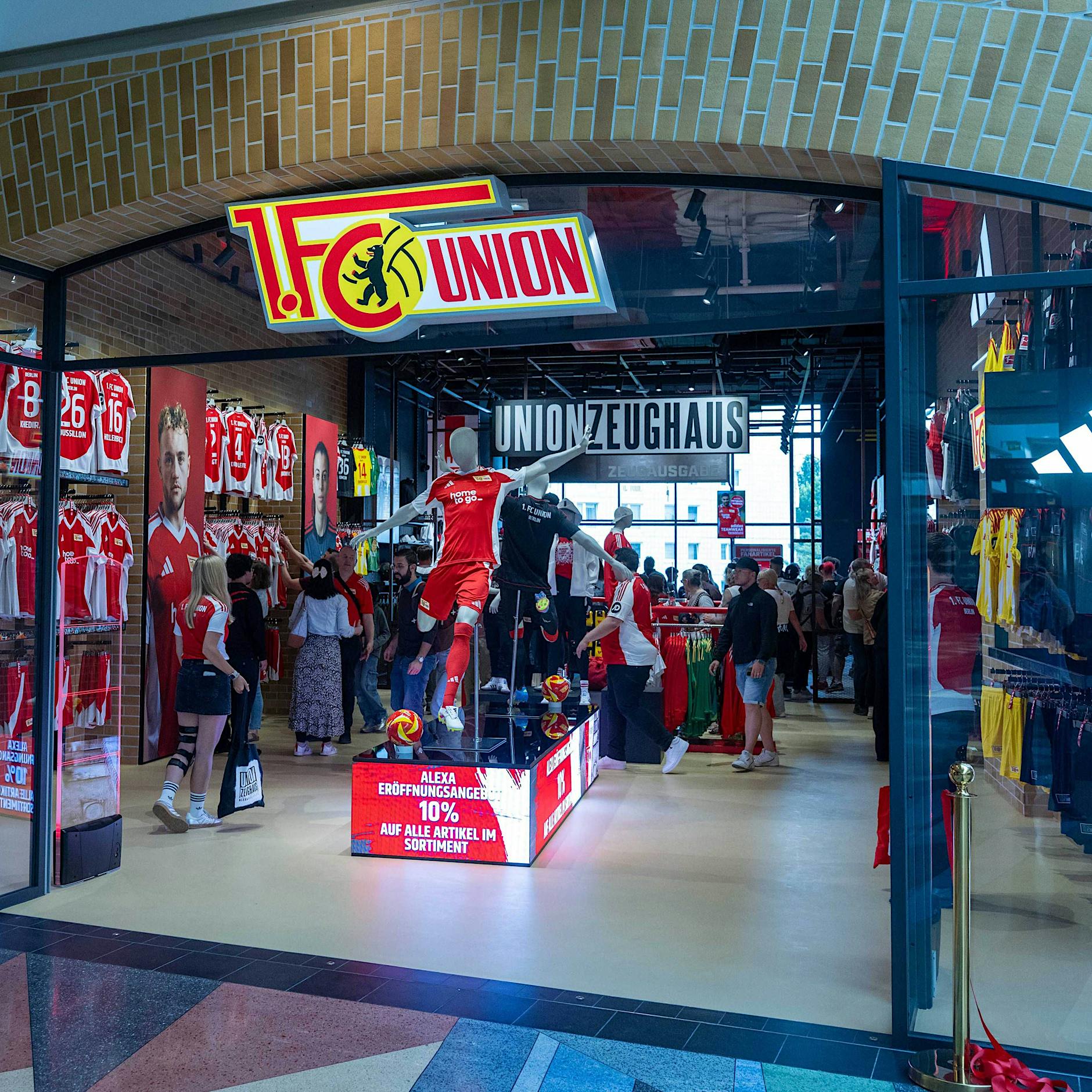 Zeughaus des 1. FC Union Berlin: Neuer Fanshop im Alexa in Mitte eröffnet