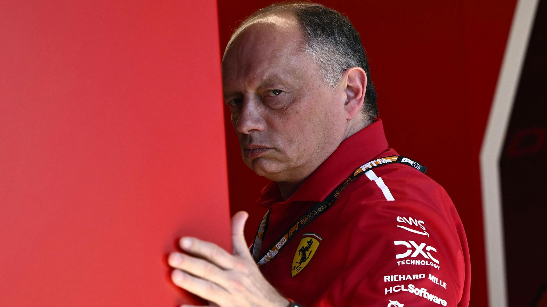 Ferrari-Teamchef Frederic Vasseur muss so manche Spitze von Lewis Hamilton einstecken, erträgt es noch mit Fassung.