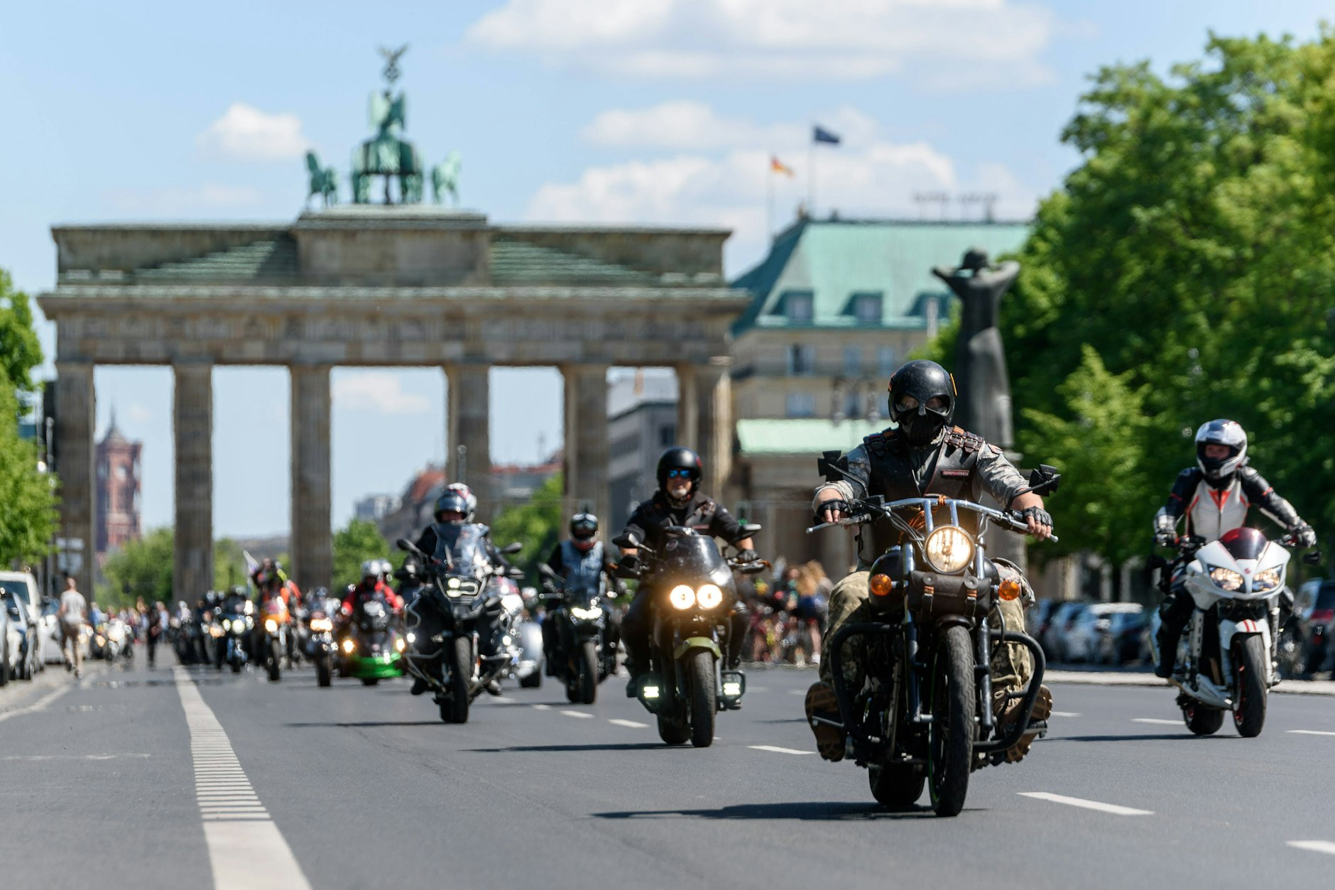 Mitglieder des russisch-nationalistischen Motorradclubs Nachtwölfe kommen nach Berlin.