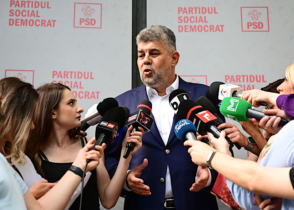 Der rumänische Premierminister und Präsident der regierenden Sozialdemokratischen Partei (PSD), Marcel Ciolacu, gibt eine Presseerklärung ab.