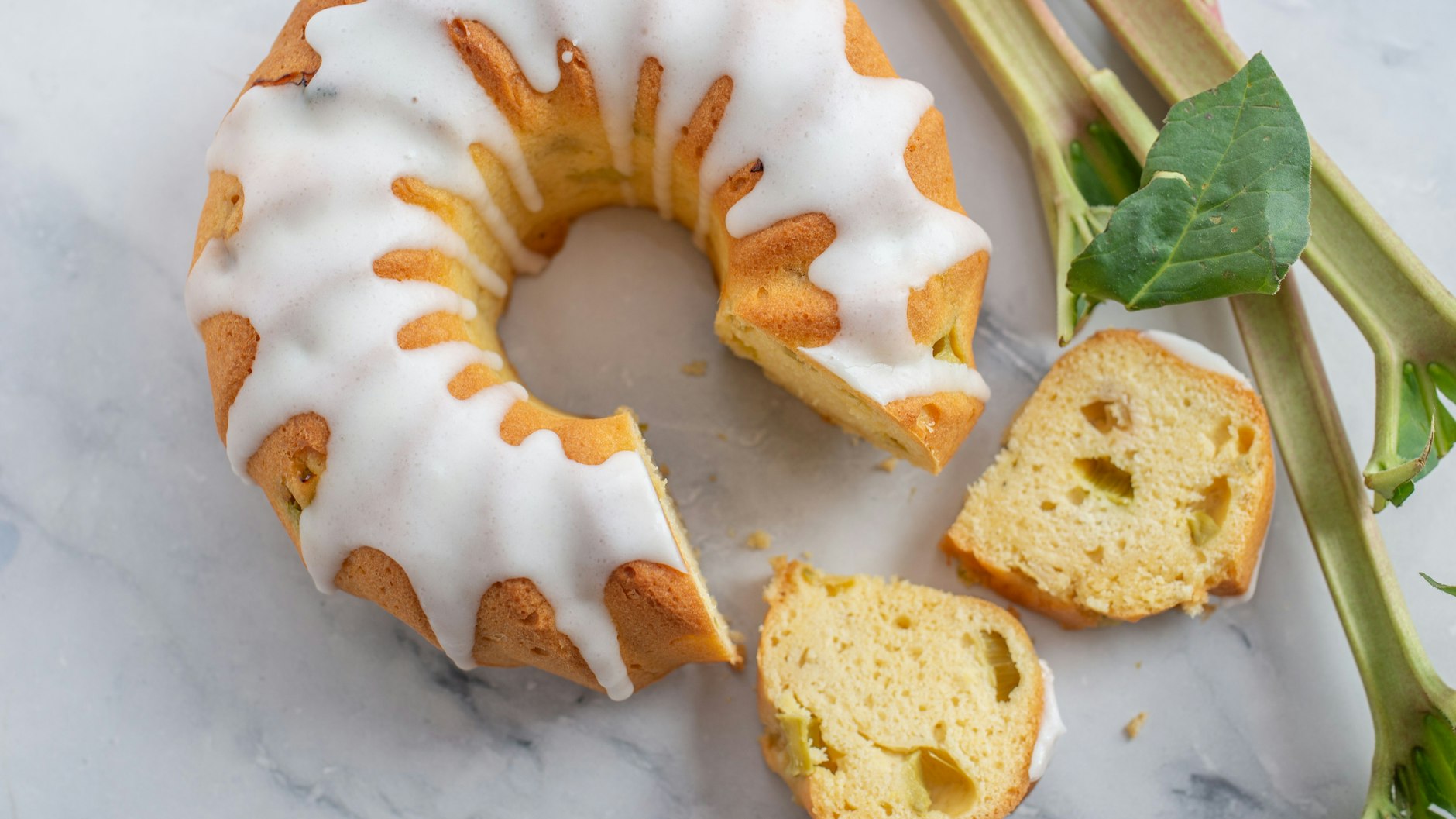 Perfekt für den Nachmittagskaffee ist ein Rührteig-Kuchen mit Rhabarber.