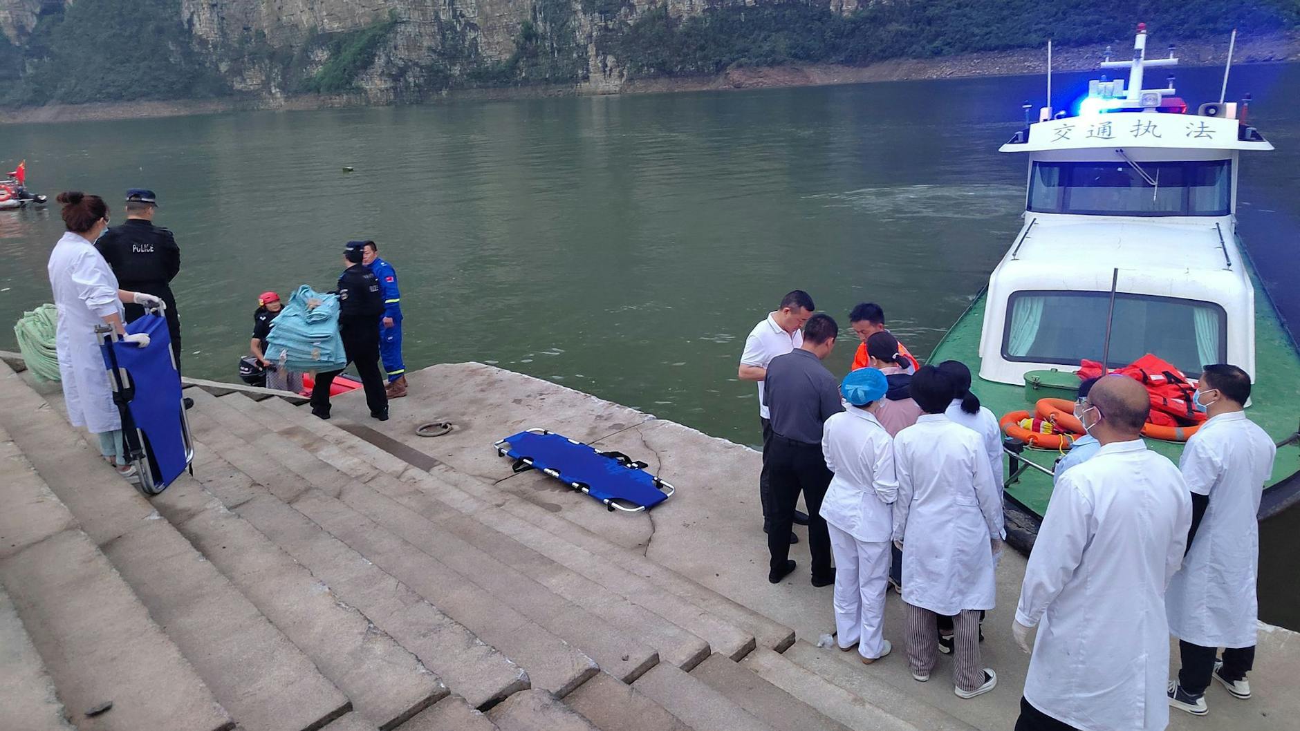 Medizinisches Personal im Einsatz an der Unglücksstelle auf dem Wujiang-Fluss.