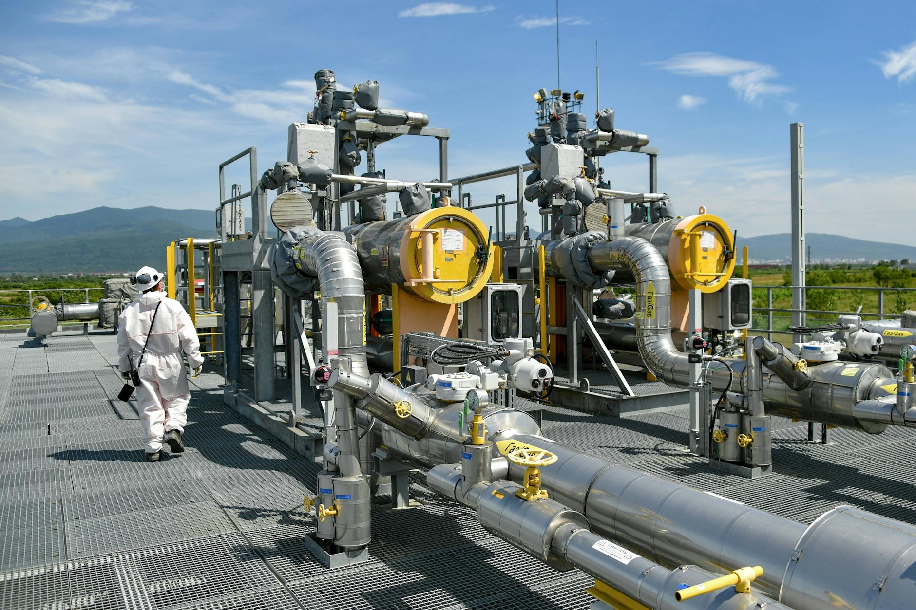 Eine Gasverflüssigungsanlage für LNG auf der Insel Sachalin, Russland (Symbolbild)