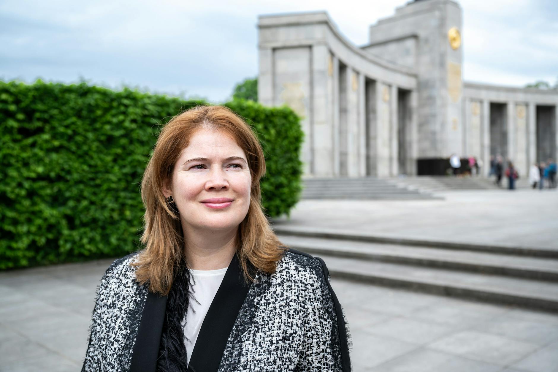 Alisa Tulpanowa-Bezold, Urenkelin von Sergej Tulpanow, am Sowjetischen Ehrenmal im Tiergarten. Sie erfuhr früh, dass ihr liebevoller Urgroßvater ein bedeutender Mann war.