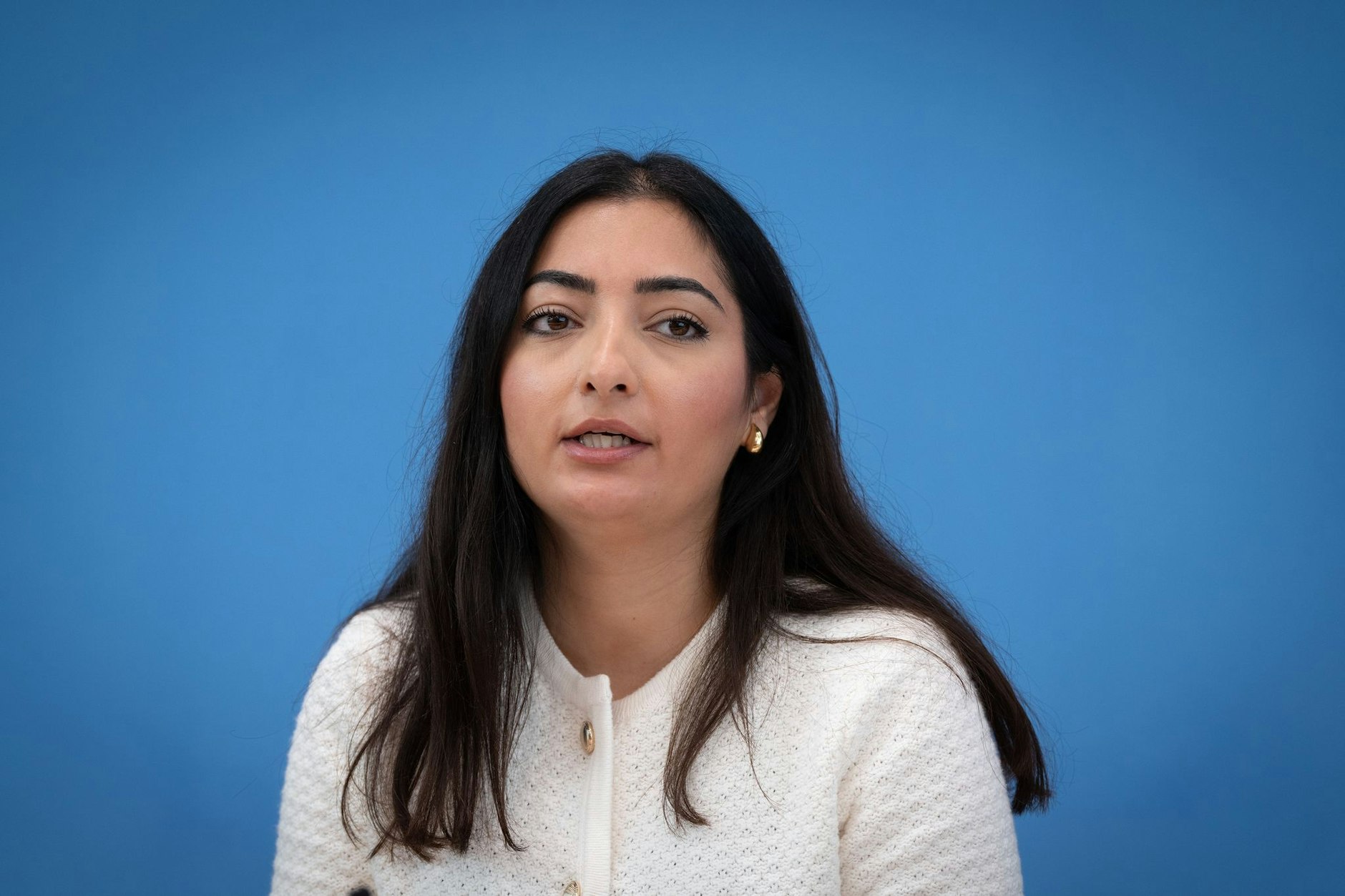 Reem Alabali-Radovan wurde am 1. Mai 1990 als Kind irakischer Eltern in Moskau geboren. Sie wird nun Ministerin für wirtschaftliche Zusammenarbeit und Entwicklung.