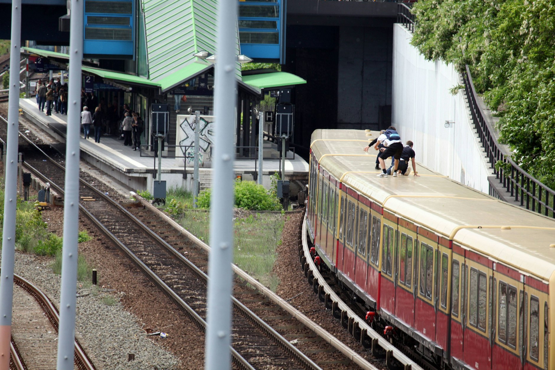 Kurz nach dem Unglück mit zwei toten jungen Männern wurde erneut ein S-Bahn-Surfer geschnappt! Wie kann man diese waghalsigen Adrenalinjunkies dazu bewegen, es nicht zu tun?