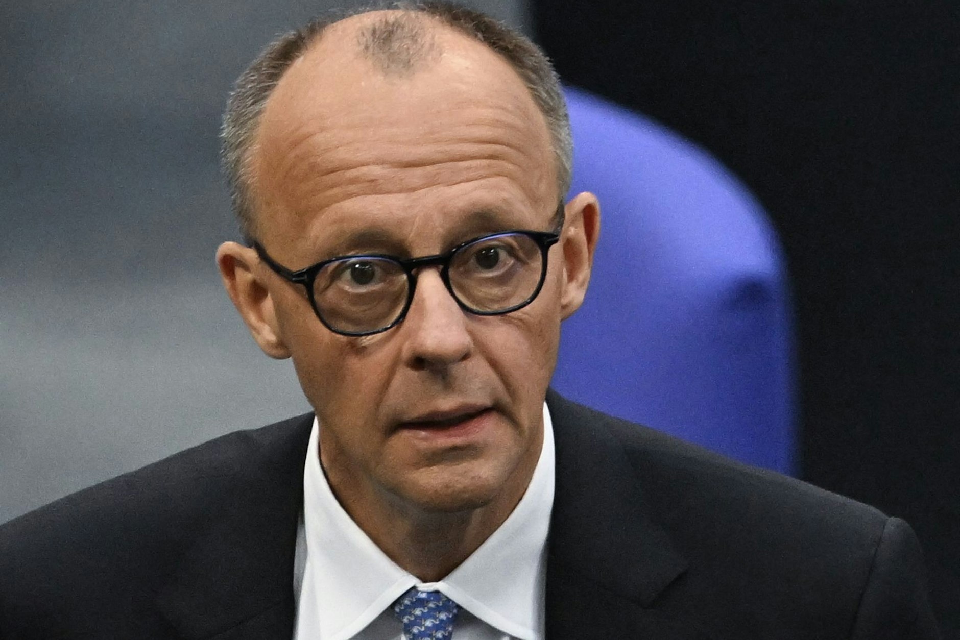 Das Entsetzen steht ihm ins Gesicht geschrieben: Der designierte Bundeskanzler Friedrich Merz verfehlte im ersten Wahlgang die nötige Mehrheit im Bundestag.