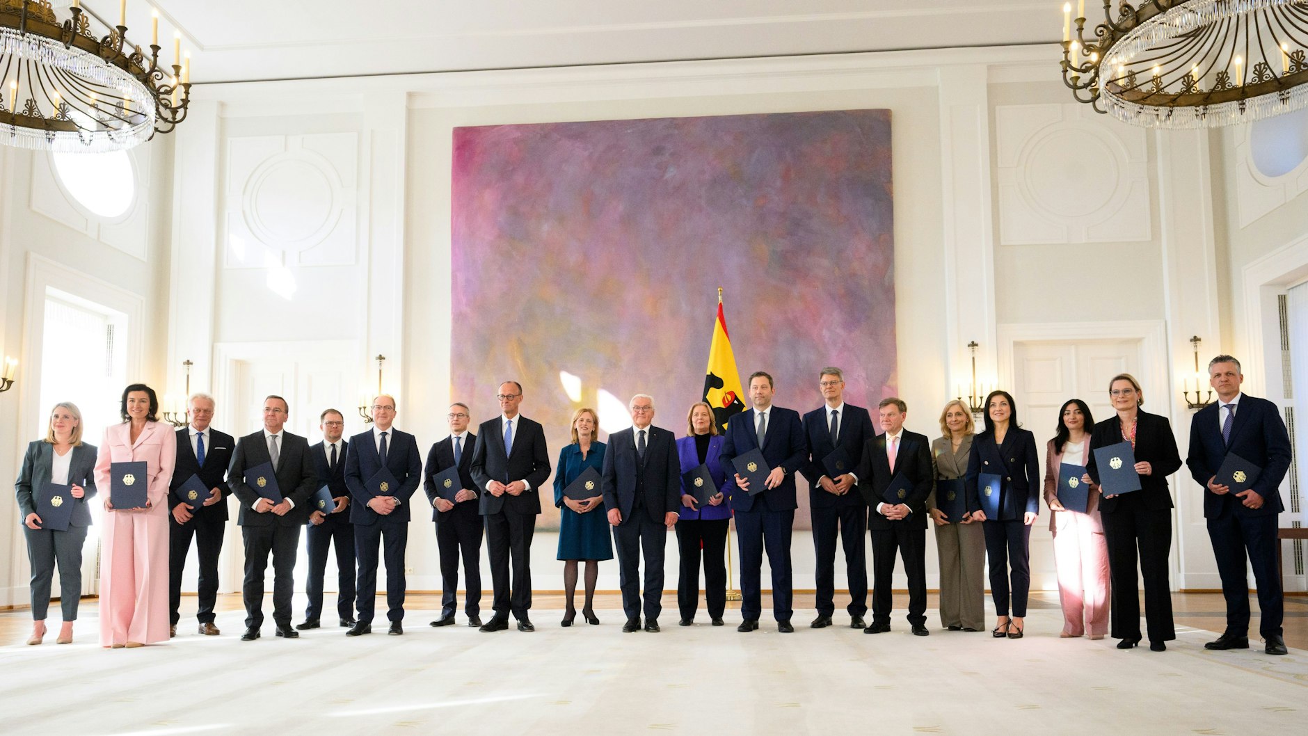 Die Mitglieder der neuen Bundesregierung bei der Ernennung der neuen Minister im Schloss Bellevue.