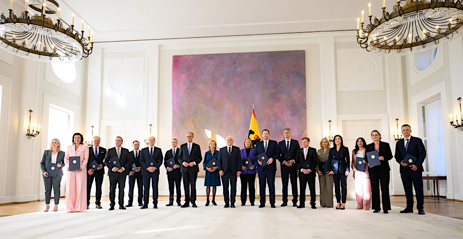 Die Mitglieder der neuen Bundesregierung bei der Ernennung der neuen Minister im Schloss Bellevue.