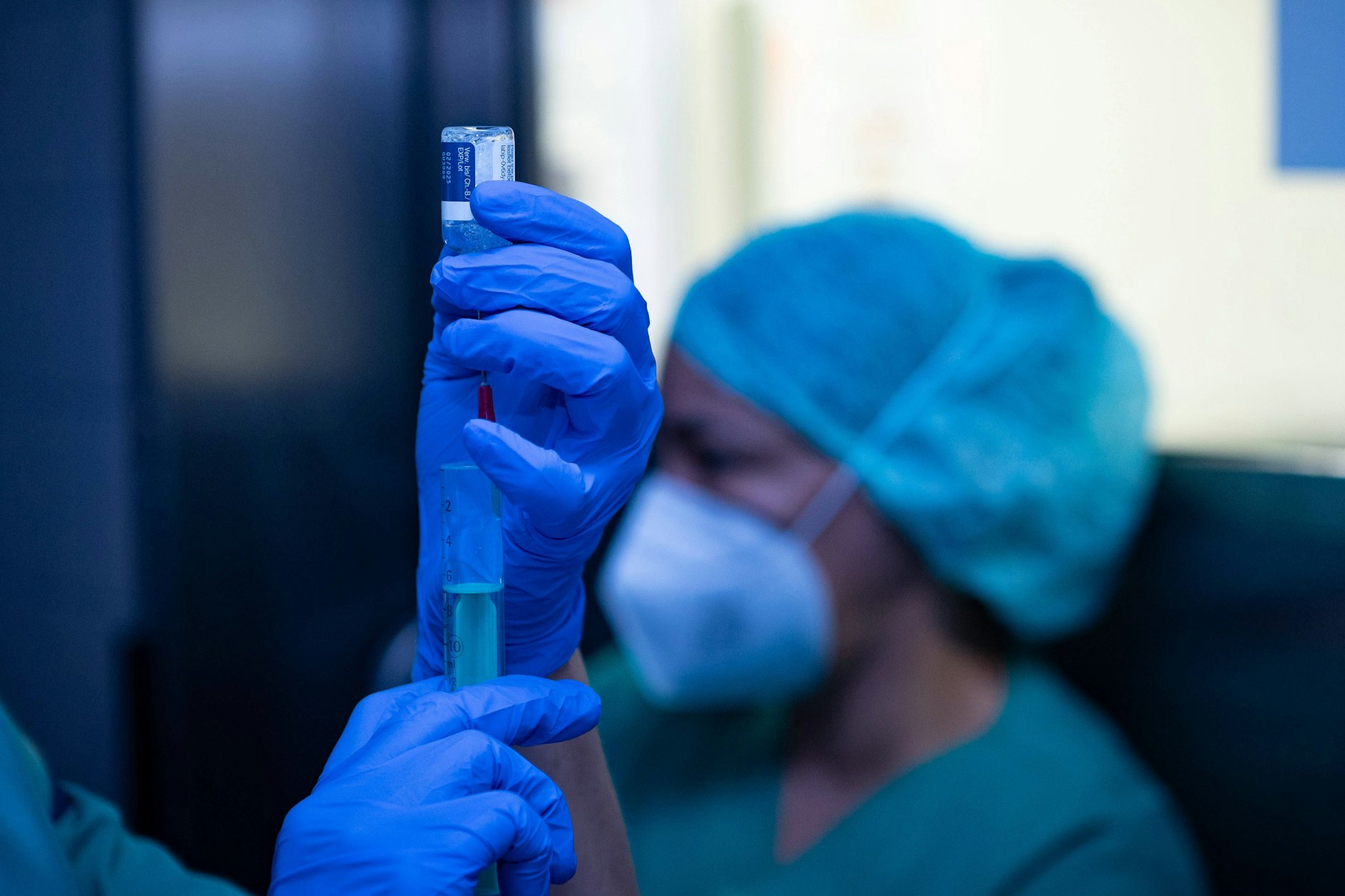 Ein Anästhesist soll bei der Behandlung einer Patientin mehrere Dinge versäumt haben. Sie starb. War es Körperverletzung mit Todesfolge oder sogar versuchter Mord?