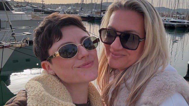 Comedienne Tahnee (Links) und ihre Ehefrau Juliette Schoppmann.