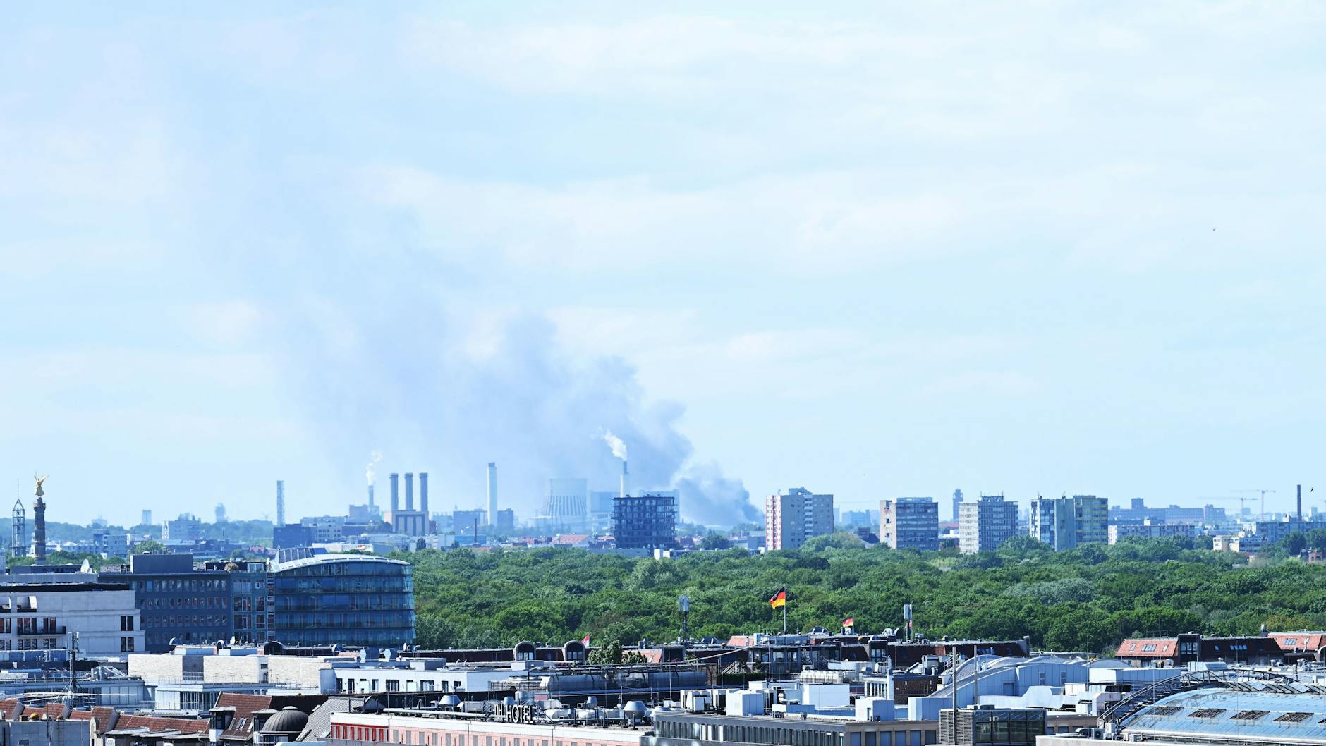 Eine Rauchwolke nach einem Großbrand auf einem Industriegelände in Spandau.