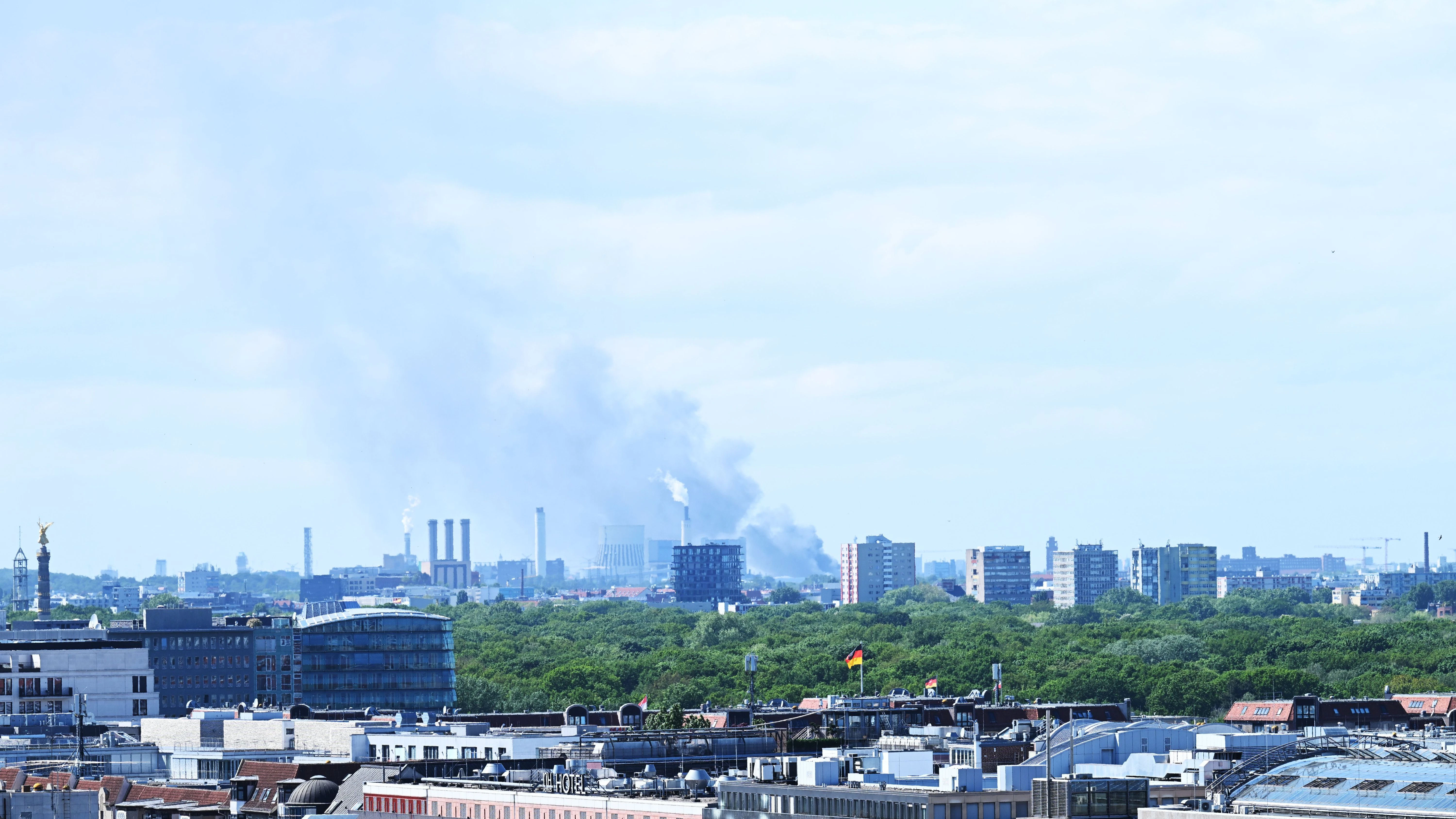 Eine Rauchwolke nach einem Großbrand auf einem Industriegelände in Spandau.