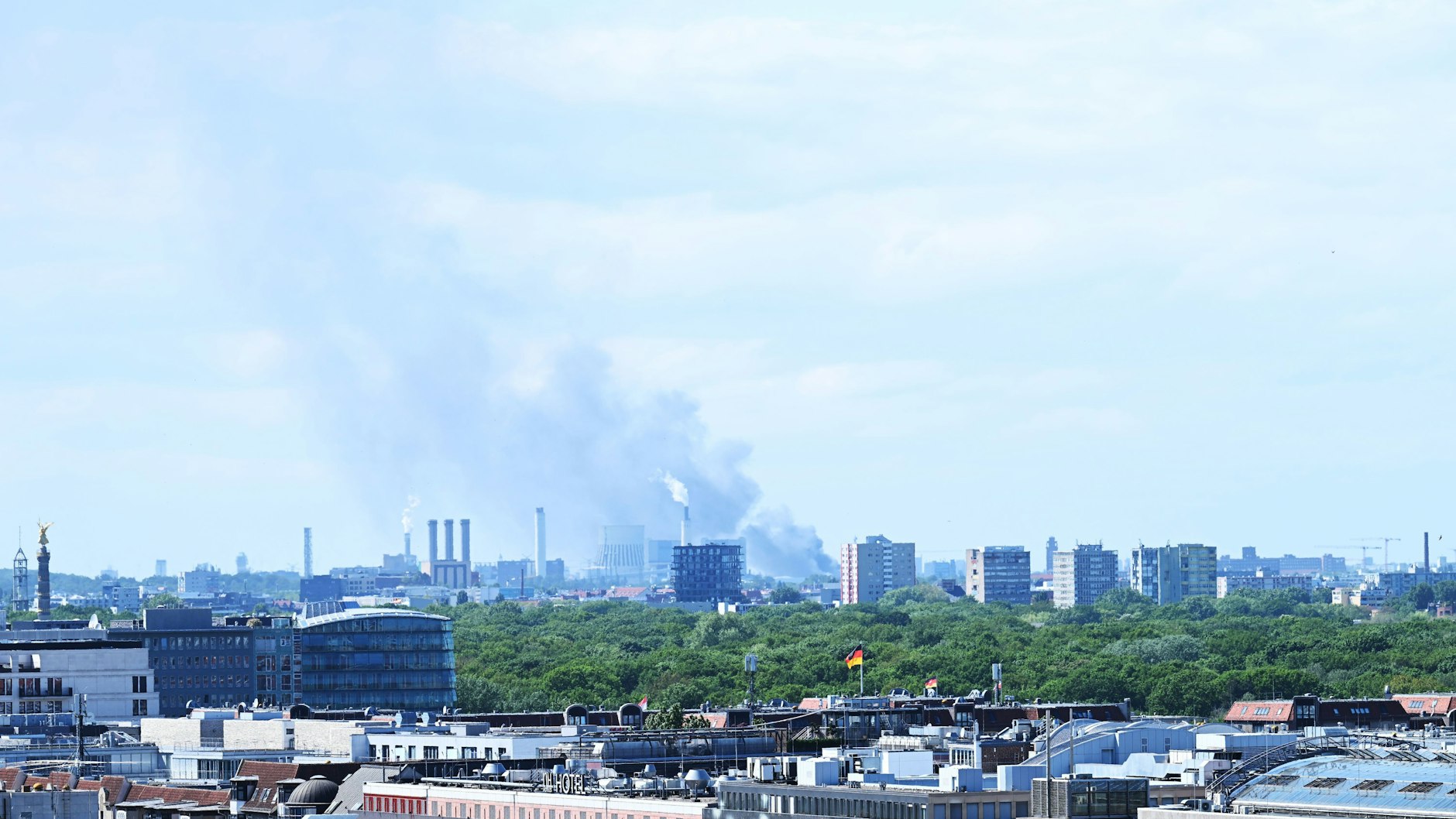 Eine Rauchwolke nach einem Großbrand auf einem Industriegelände in Spandau.
