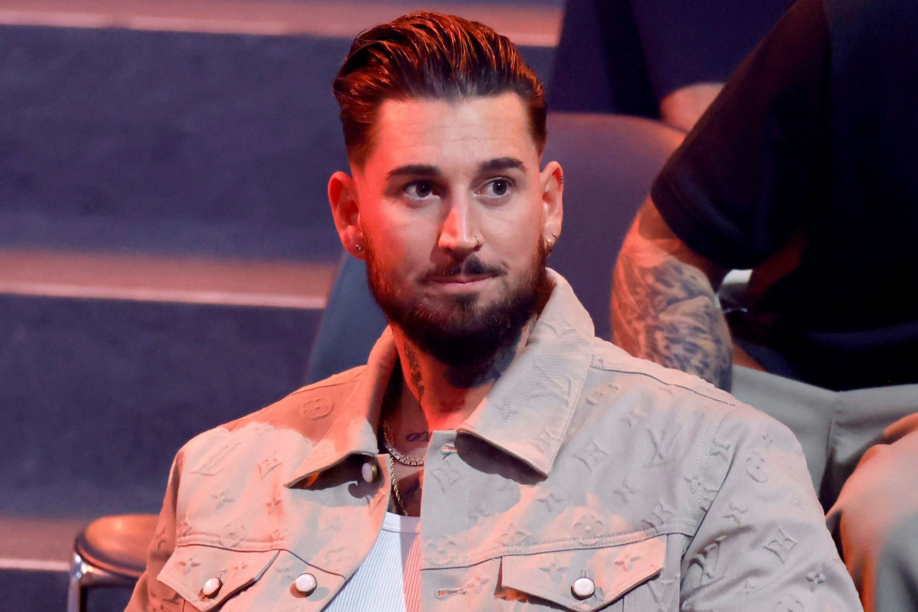 Mike hat sich mit Leyla ausgesprochen.