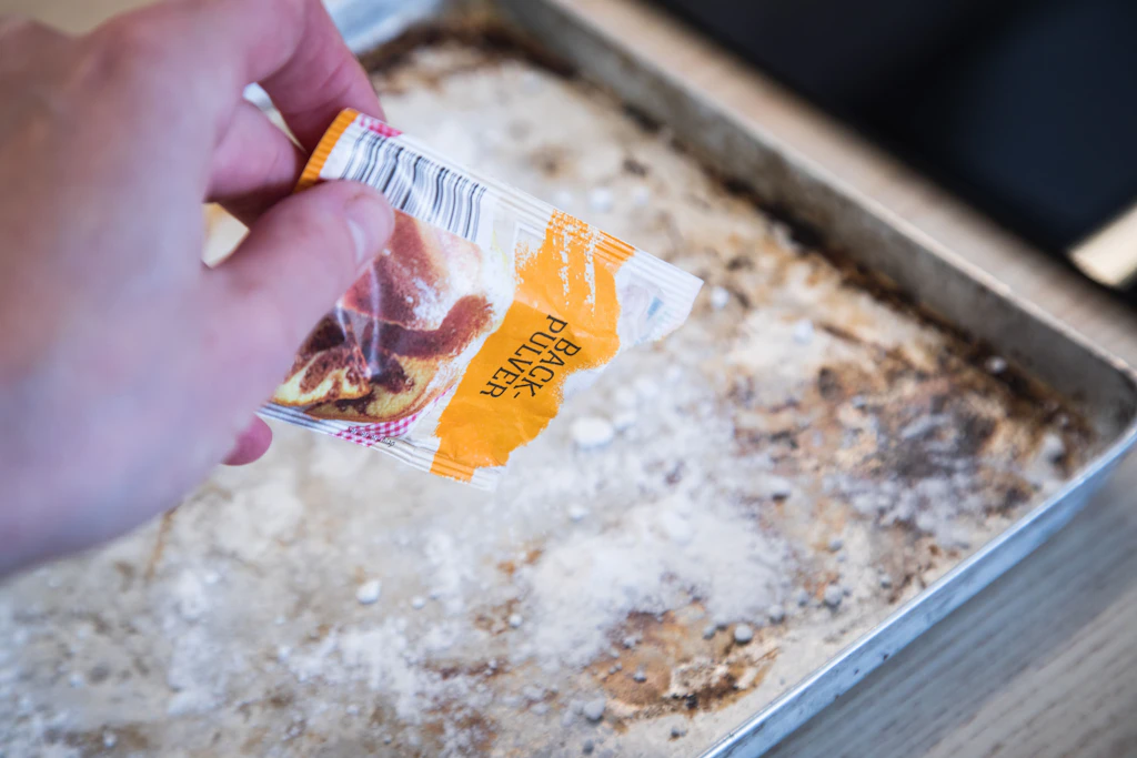 Backblech mit Backpulver, Essig, Zitrone oder Cola reinigen – klappt das?