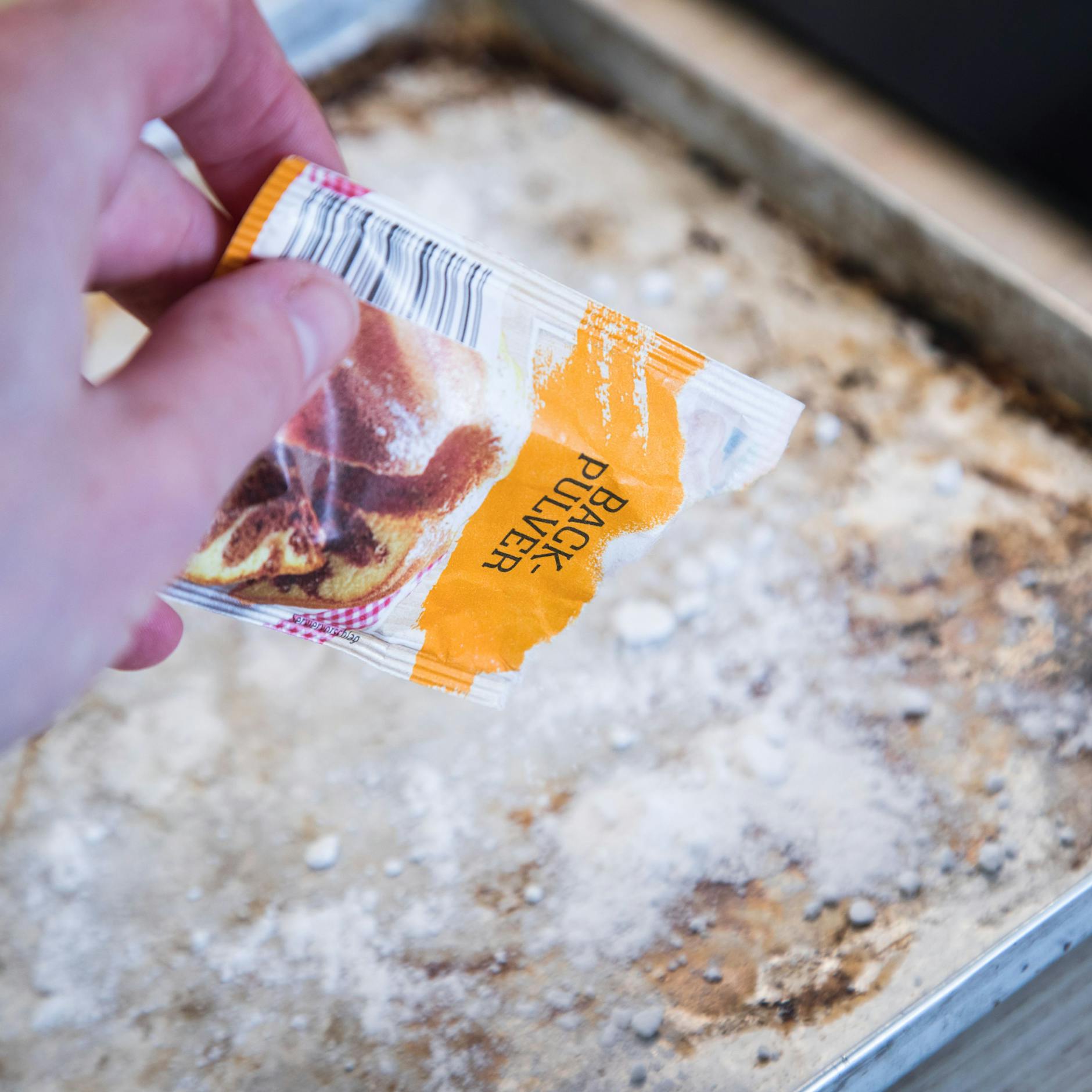 Backblech mit Backpulver, Essig, Zitrone oder Cola reinigen – klappt das?