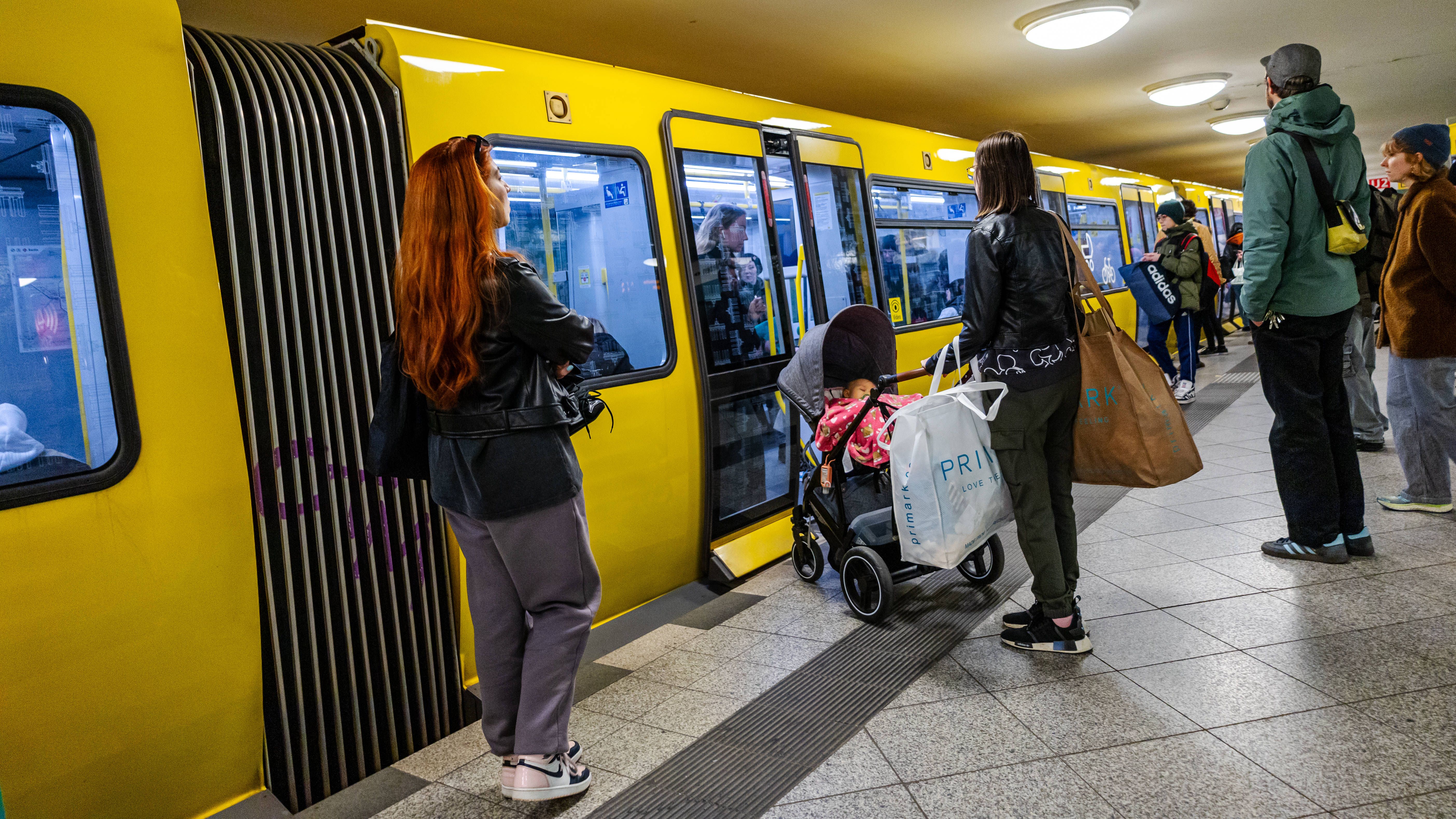 Alle meckern über die BVG, aber immer mehr fahren mit ihr mit!