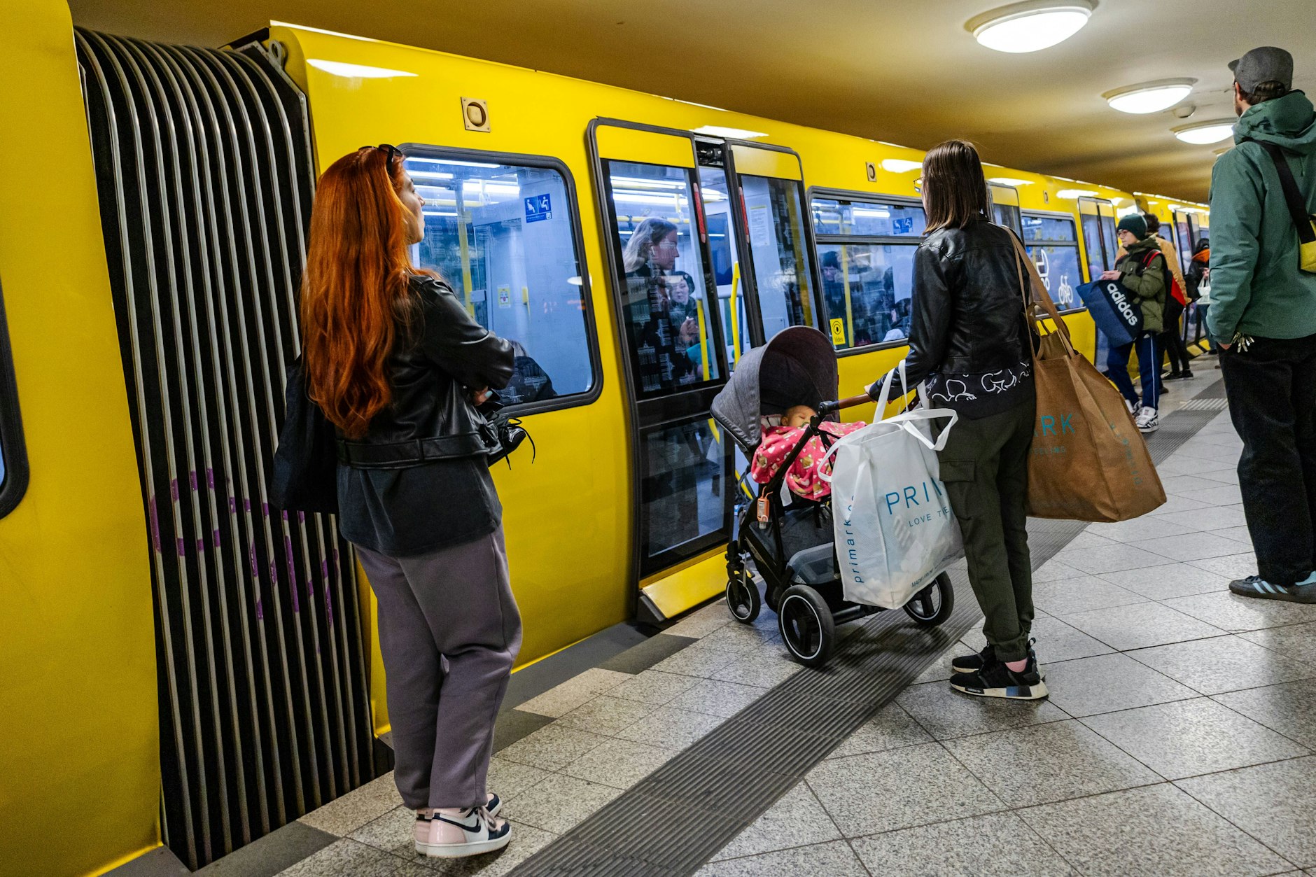 Einsteigen bitte! Immer mehr Menschen fahren mit der BVG, auch wenn die U-Bahn-Züge nicht immer pünktlich sind.