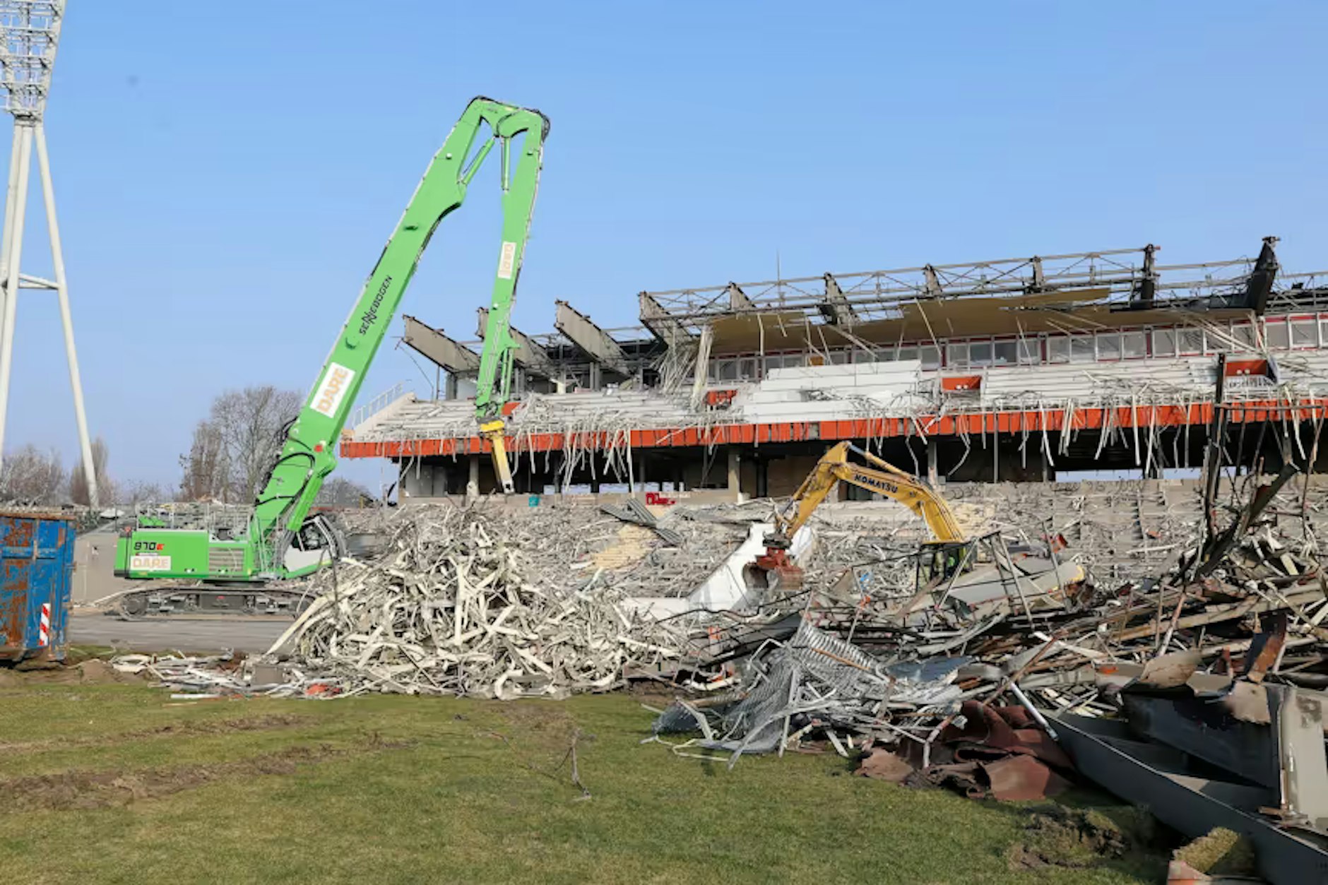 Abriss Jahnstadion: Mit voller Wucht hat sich der Bagger in die Osttribüne der legendären DDR-Arena hineingefressen. Im Bauschutt fand man Asbest.