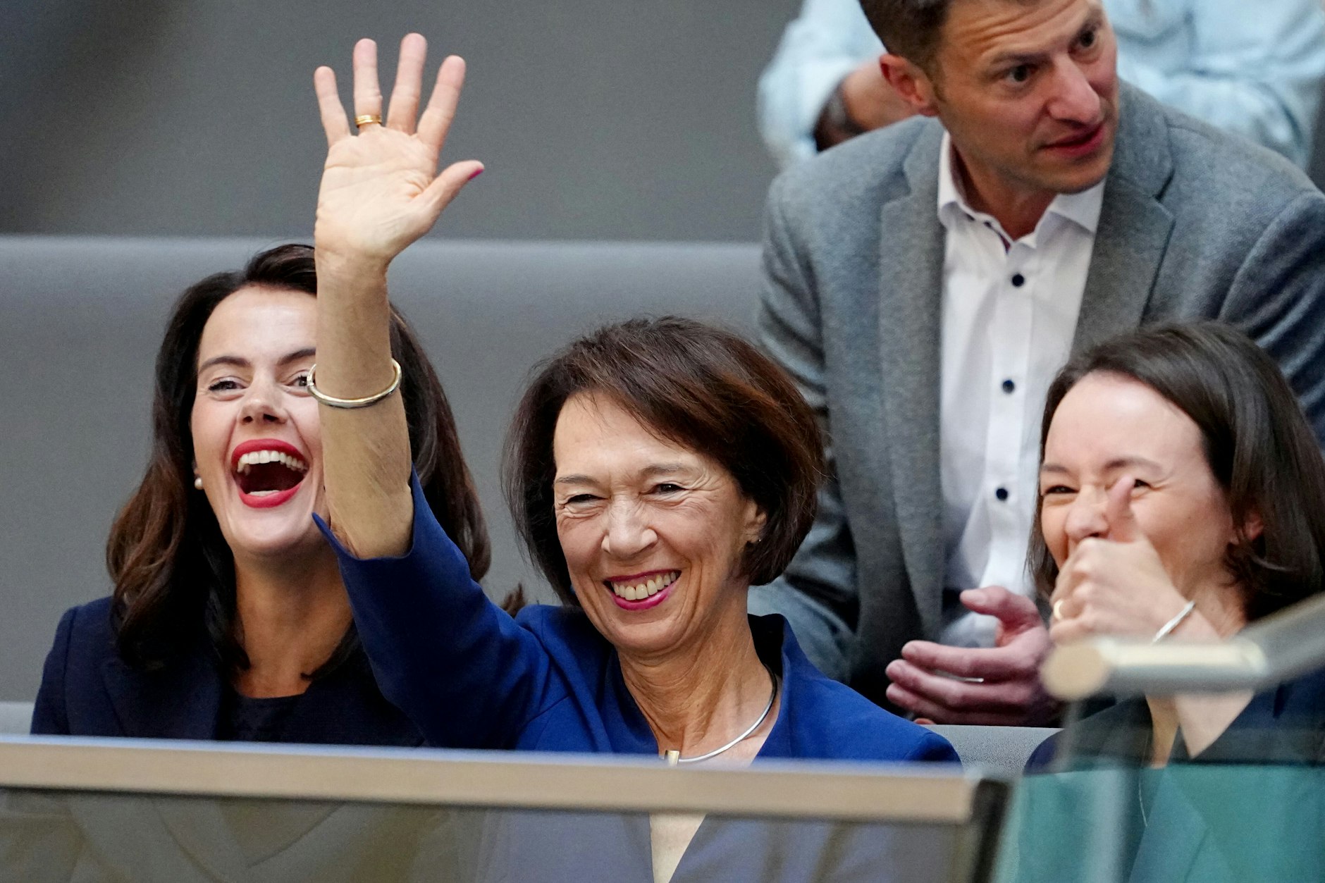 Charlotte Merz (Mitte), Ehefrau des designierten Bundeskanzlers Merz, und ihre Töchter Carola Clüsener (links) und Constanze Merz.