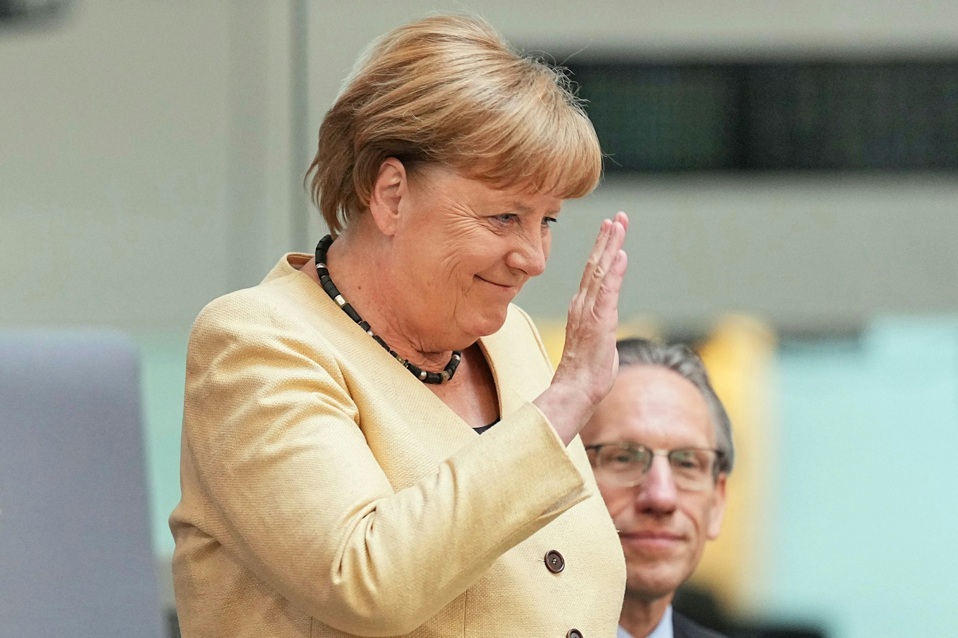 Die frühere Bundeskanzlerin Angela Merkel auf der Ehrentribüne.
